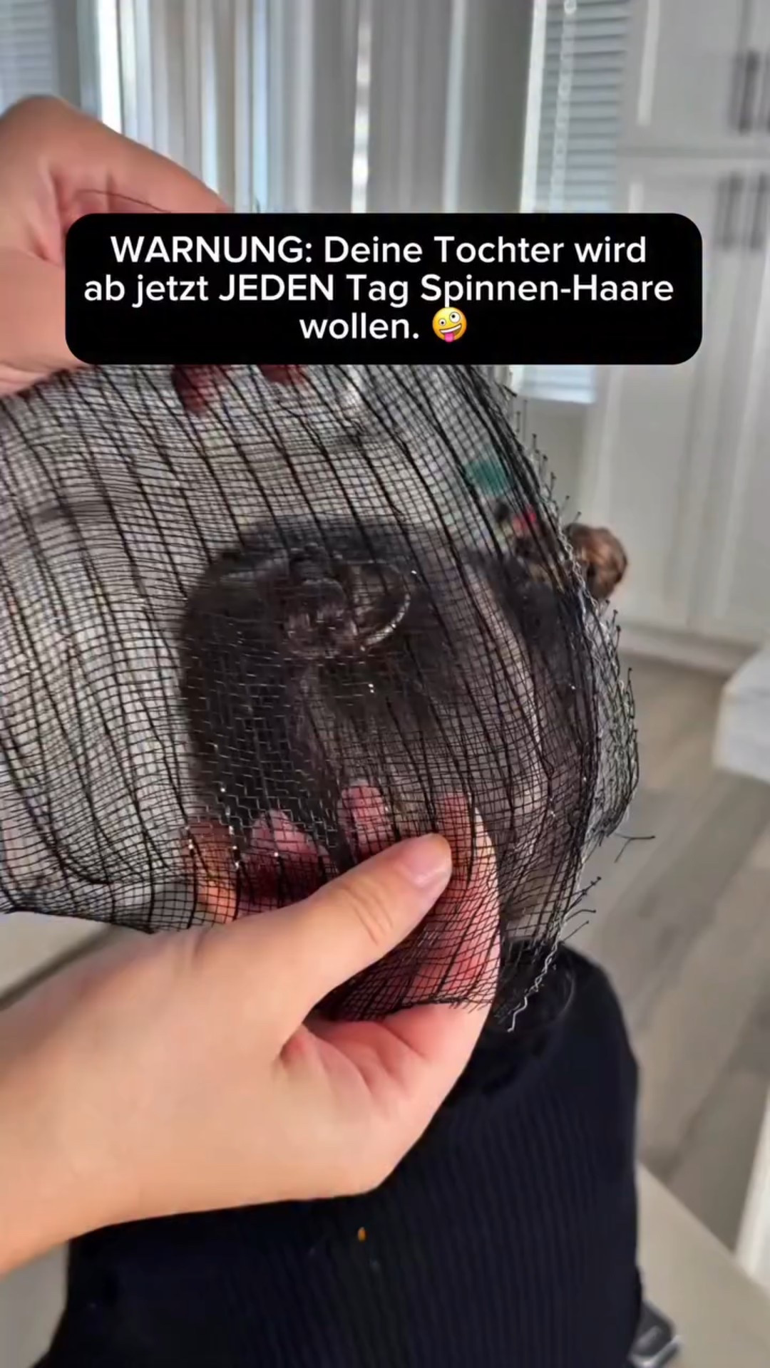 
Diese Frisur ist so einfach und trotzdem der absolute Hingucker, perfekt für Schule, Halloween oder einfach so, wenn’s mal besonders aussehen soll. 😍



#kinderfrisur #frisurenideen #momlife #haartutorial #haarliebe #mamagirl #haarinspo #spinnenhaare #frisurentipps #momcontent #herbstideen #kinderhaare