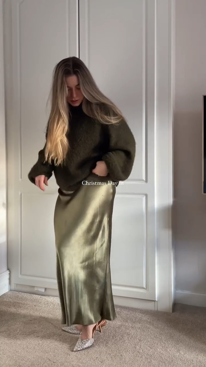 Christmas Day OOTD 🤍

jumper @asos 
skirt @riverisland 
shoes @zara 

Links in my LTK 🔗
.
.
.
#outfitinspo #christmasoutfits #outfitinspiration #ootdinspo #fashioninspo #dailyoutfits