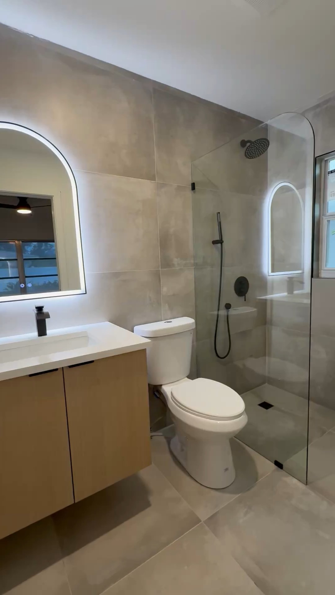 Modern bathroom with arch accents! I’m in love 😍 
#bathroom #bathroominspo #modernbathroom #interiordesign #bathroomdesign

#LTKHome #LTKSwim #LTKWorkwear