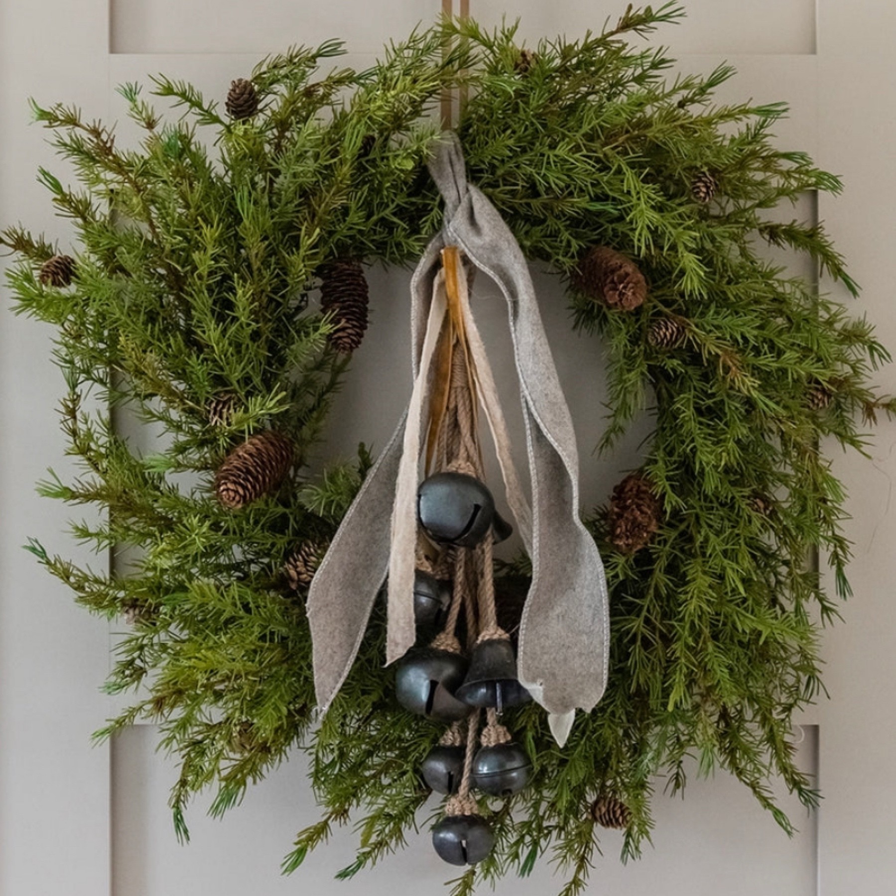 Realistic faux wreath!

Christmas, evergreen, holiday, home, decor, decoration, decorations, garland, traditional, sale, affordable, pottery barn, Target, Amazon, living room, kitchen, dining, bedroom, console

#LTKhome #LTKHoliday #LTKSeasonal