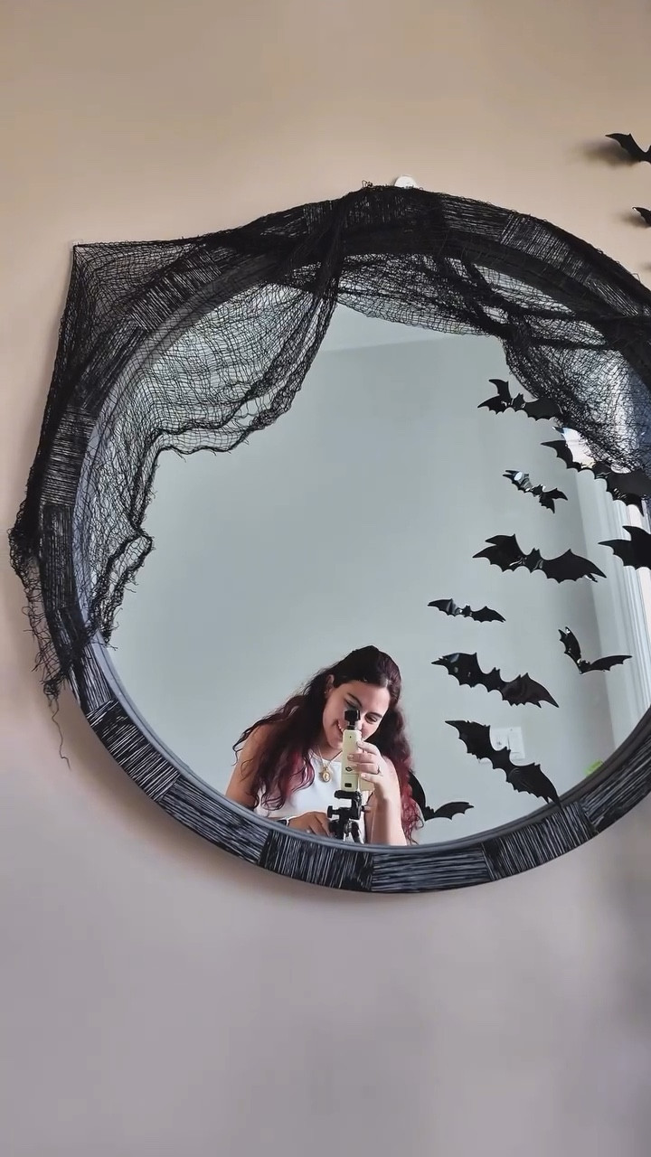 Fall means: spooky season 🎃👻🍂
.
I couldn’t wait anymore to get my halloween decor out and I’m loving it 👻
.
What do you prefer, halloween or fall decor 🍂🎃?
.
.
#halloween #halloweendecor #halloweenallyear #halloweendecoration