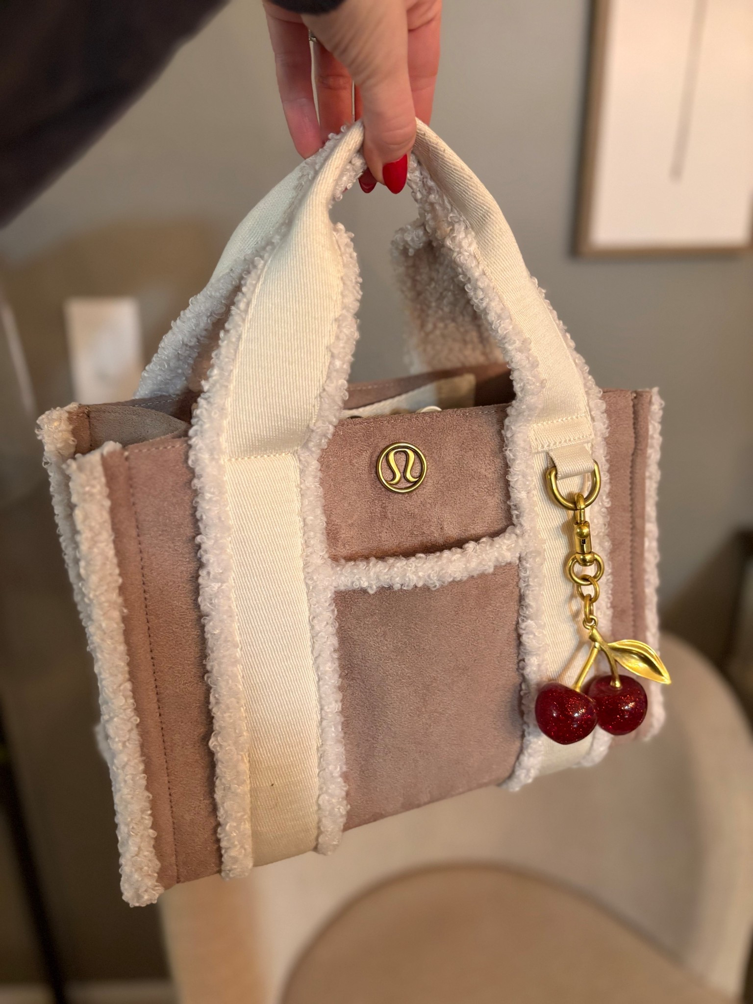 This faux shearling tote bag from lululemon has been getting a ton of love lately! I have the mini version, and it’s the perfect size. It even has a strap so you can wear it long! Linking the larger & black versions too, all ON SALE!

Lululemon bag, winter handbags, Sherpa bag, faux shearling purse


#LTKmomlife #LTKActive #LTKSaleAlert