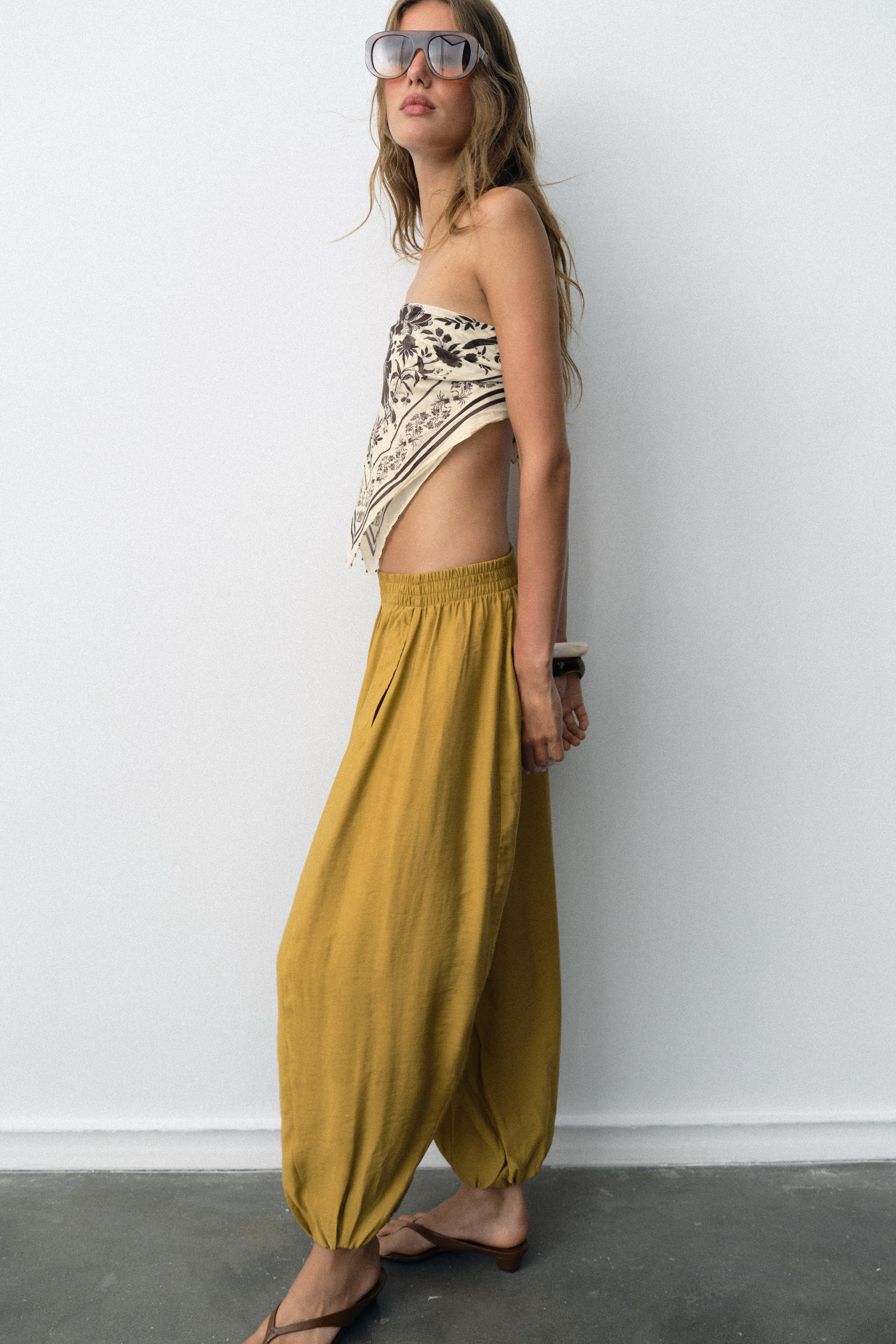 Mid-rise pants with elastic waistband. Front pockets. Billowing leg with elastic cuffs. | Zara US