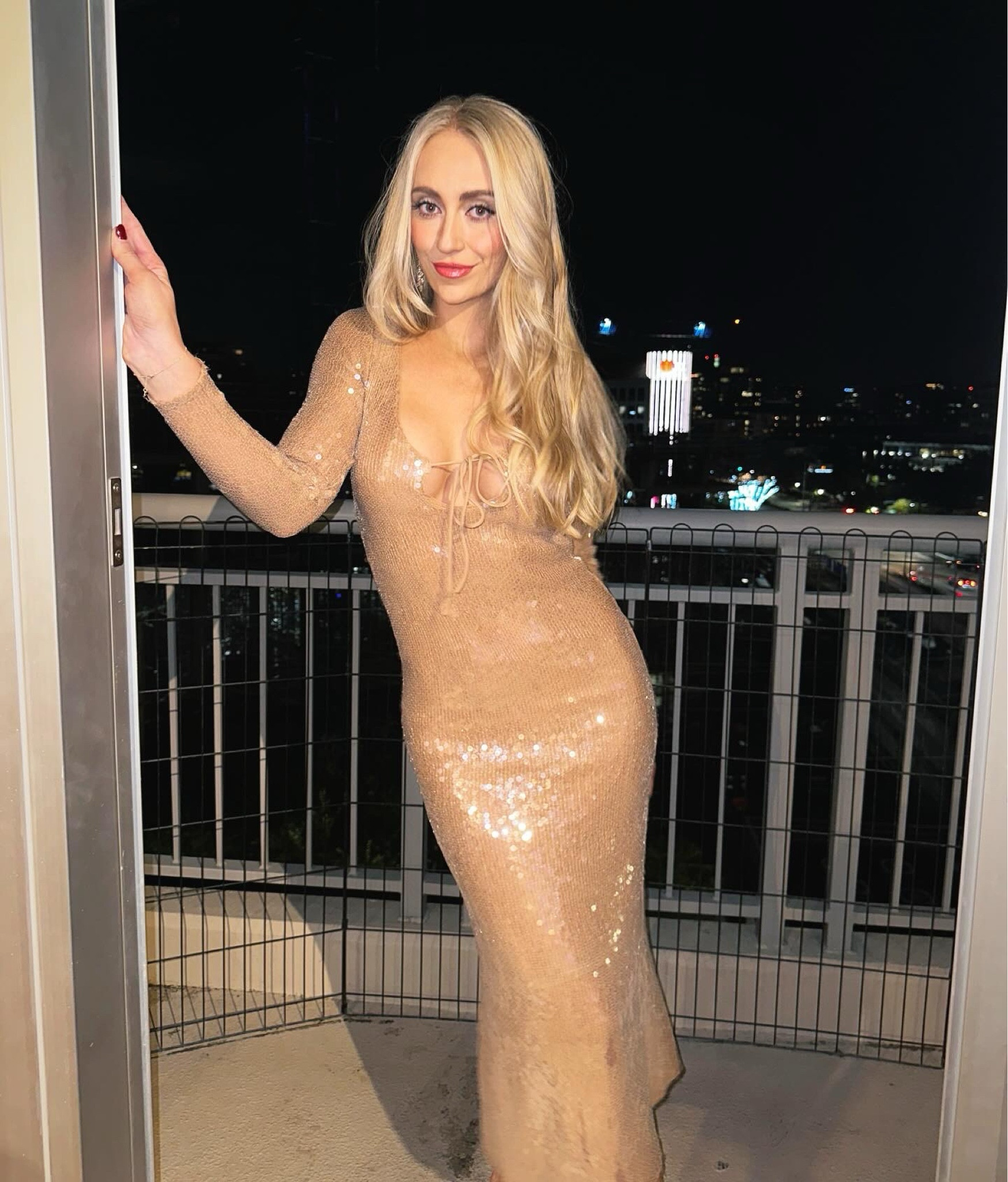 this dress is EVERYTHING. I’m wearing a size 4! perfect fit and perfect for any sparkly occasion (NYE!) linked in black as well!

#LTKparties #LTKbeauty #LTKHoliday