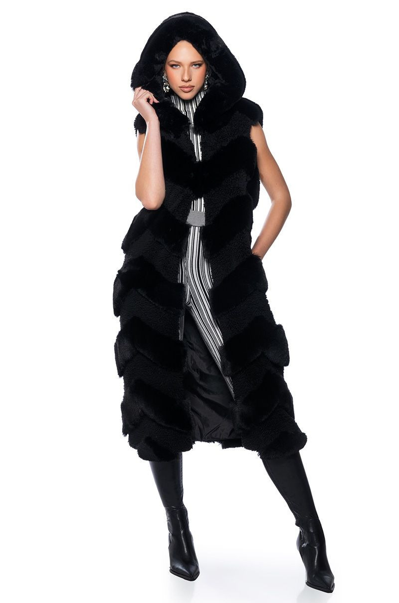 AZALEA WANG JEMI MIX MATERIAL FAUX FUR VEST IN BLACK | AKIRA