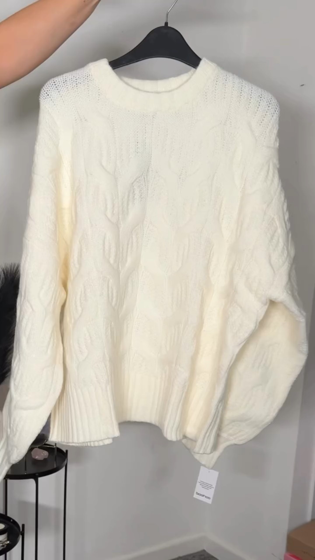 No she’s gorj!! @boohoo 
You can use my code EMMACA to get this chunky knit for under £30! 
#christmasoutfits #chunkyknit #winterfashion #christmasoutfitideas #fashionreel #boohoo #knittedjumper #awfashion gifted