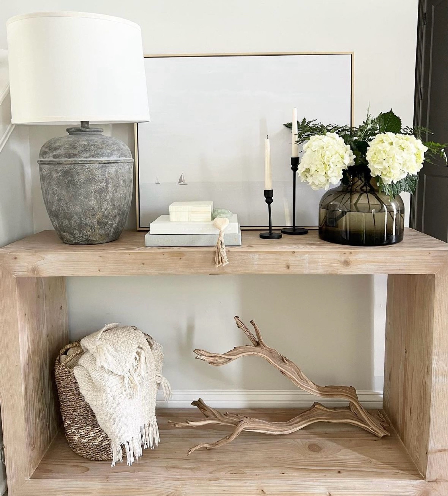 Coastal entry 🤍

Console table, basket, vase, blanket 