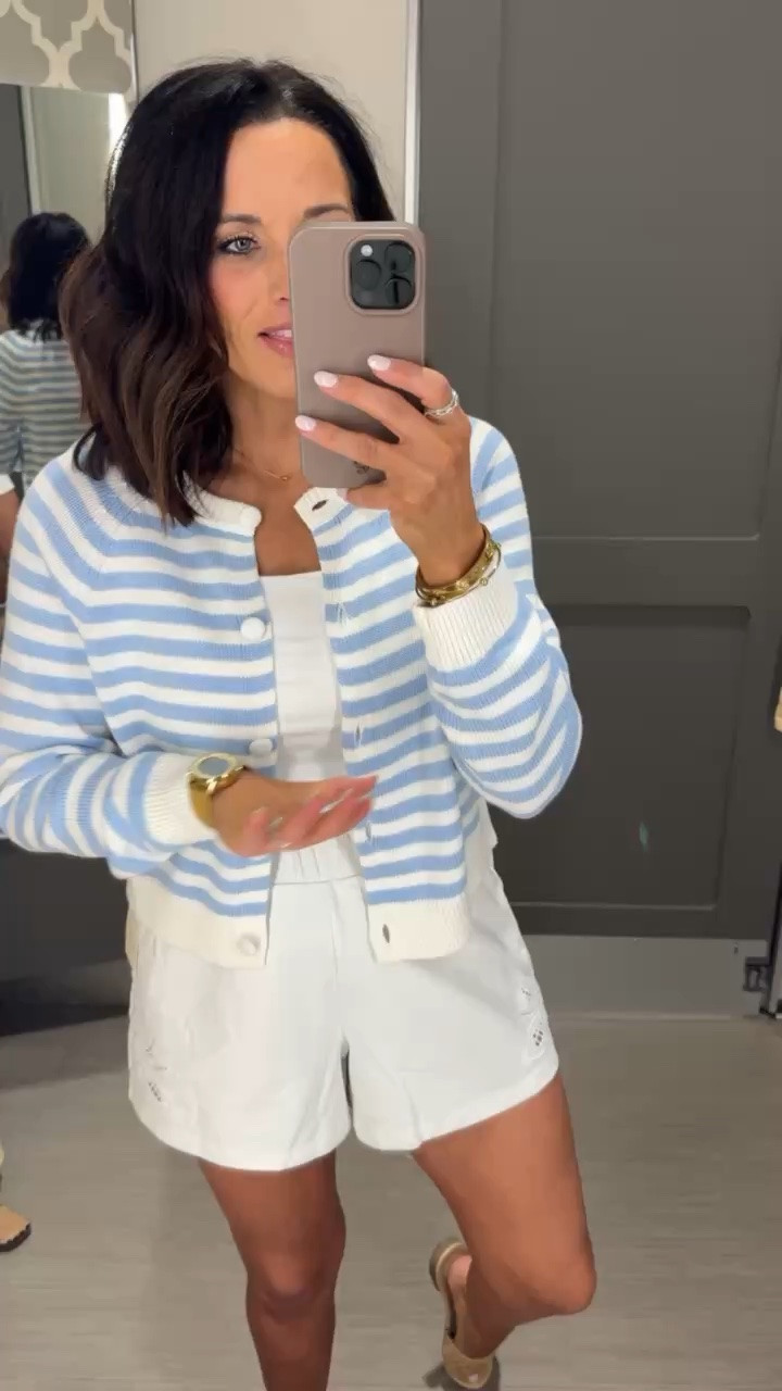 This little striped cardigan stopped me in my tracks 💙🤍 The color combo is so good, and it’s one of those pieces that instantly makes a simple outfit look put together. Wearing an XS from Target!