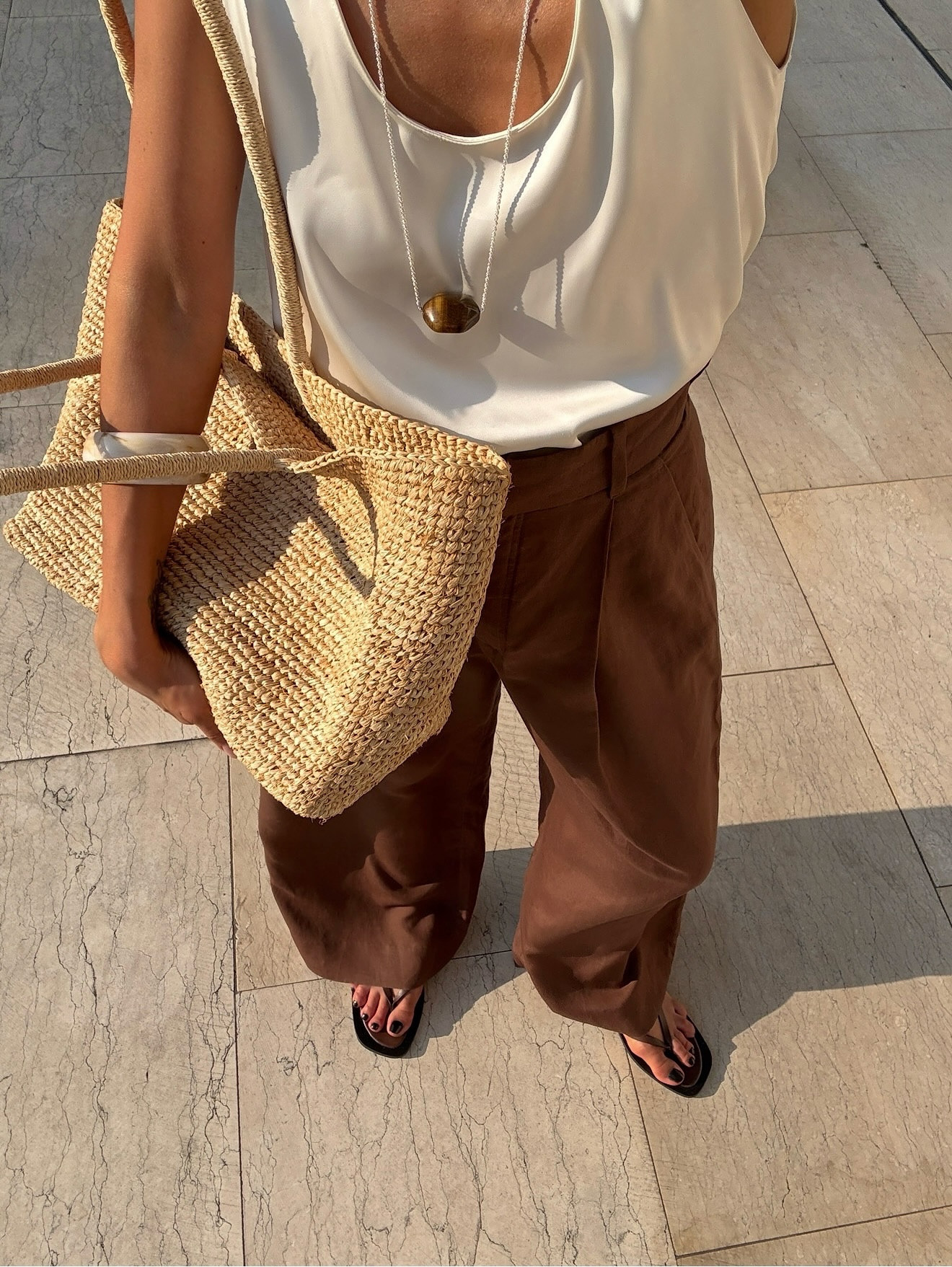 🤎 satin, linen, raffia, flip flops, resin necklaces and bracelets, everything you see most this summer ☀️