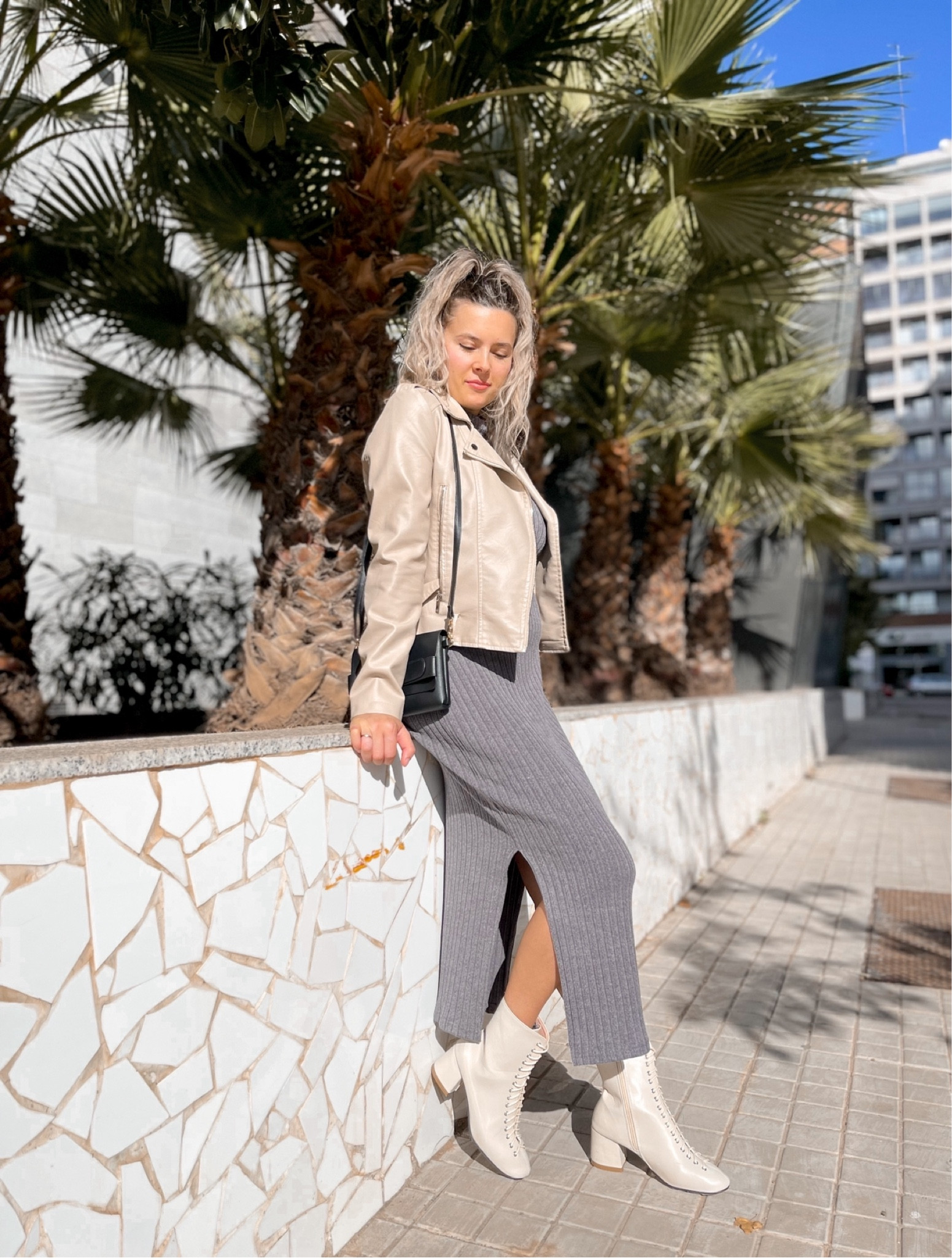 Outfit con vestido largo gris, cazadora biker clara y botas beige.🥰 #ltkgift #ltkregalo 

#LTKeurope