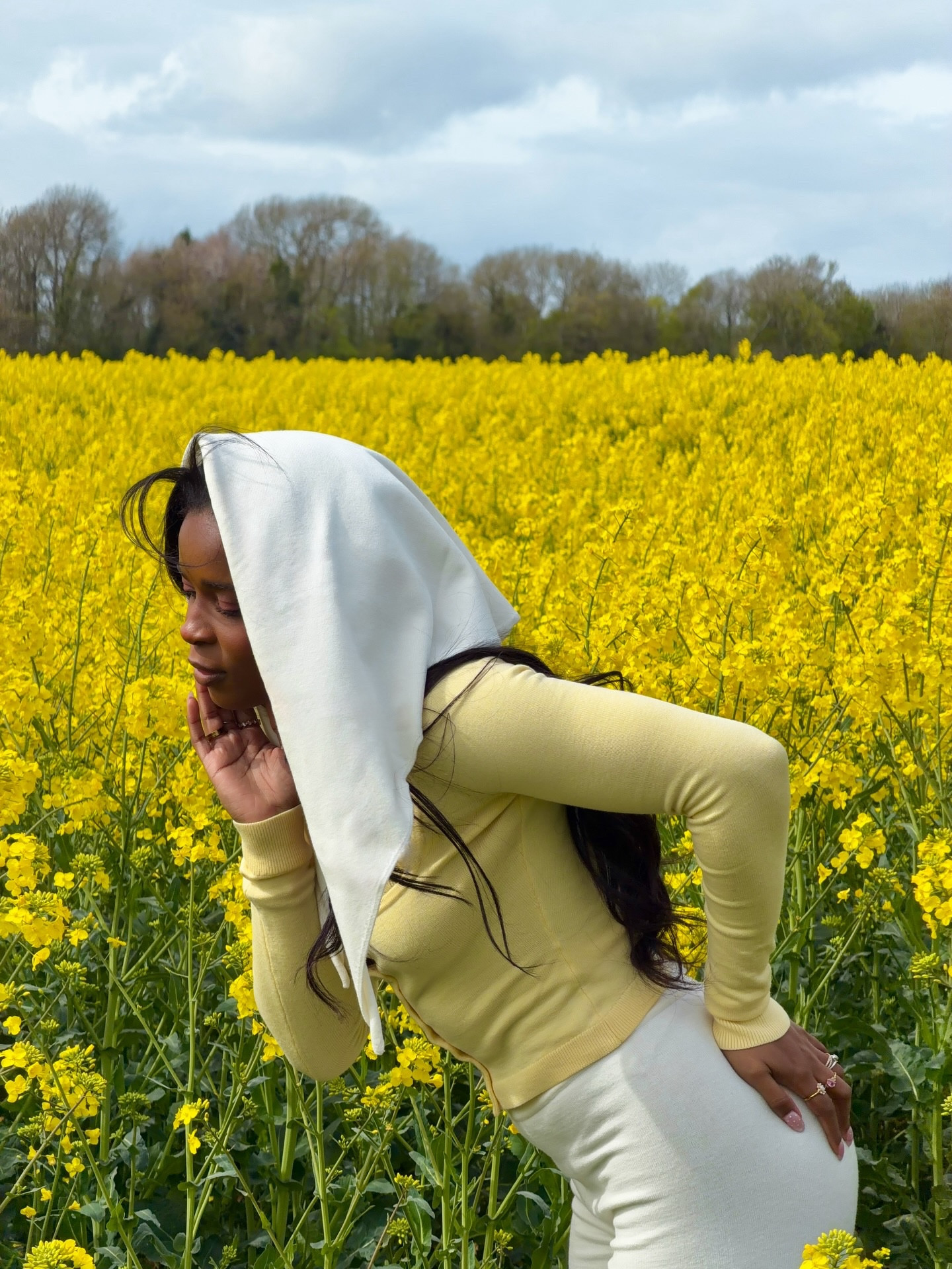 stop and smell the flowers 🌼🧺🤍 @ohpolly 

#pinterestgirl #springoutfits #thecotswolds #blackgirlluxury #spring2026