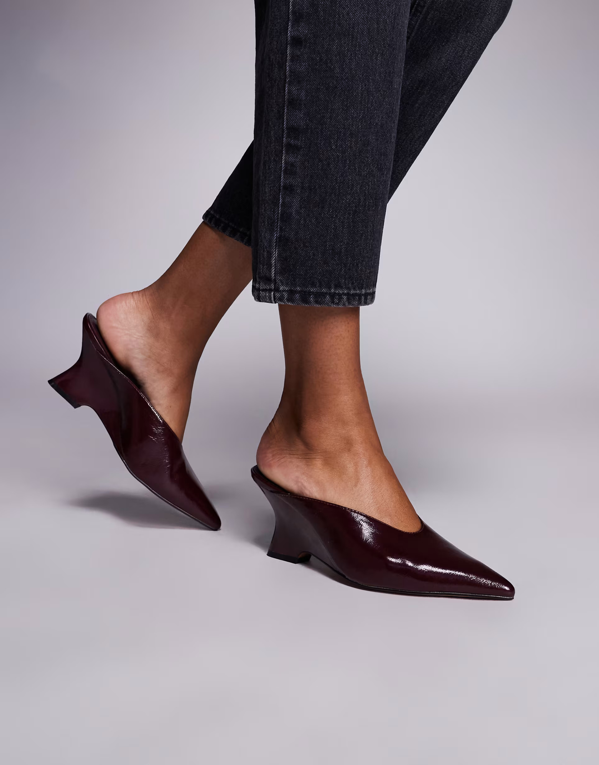ASOS DESIGN – Spark – Mules in Burgunderrot mit mittelhohem Keilabsatz | ASOS (Global)
