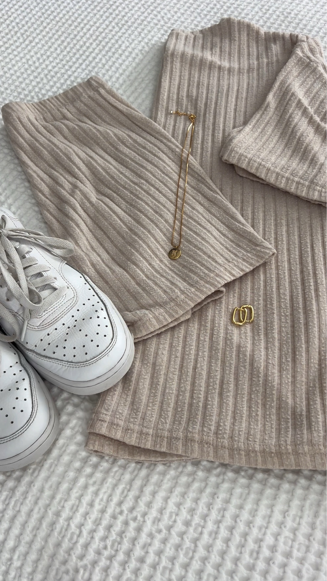 Travel day essentials ✈️ Cozy ribbed set, gold accents, and sneakers made for airport sprints comfortable, cute, and carry on ready.
#TravelOutfit #AirportStyle #ComfyAndChic #JetSetStyle #MinimalLook #OOTD

#LTKSeasonal #LTKTravel #LTKStyleTip