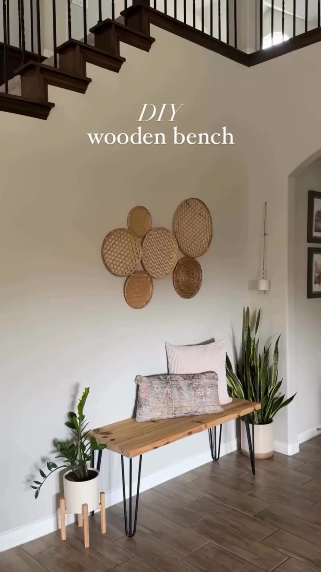 DIY wooden bench ✨ Cómo hacer una banca de madera. Día 3 compartiéndote faciles proyectos hazlo tú mismas para el hogar. Esta banca la coloqué en el pasillo y la utilizamos para ponernos los zapatos 😃 Guarda este video para después y Si te animas a hacerla me etiquetas en tu foto 🫶 Donde la colocarías en tu casa? 

#woodenbench #diyhomedecor #diydecor #diyhome #latinaenusa