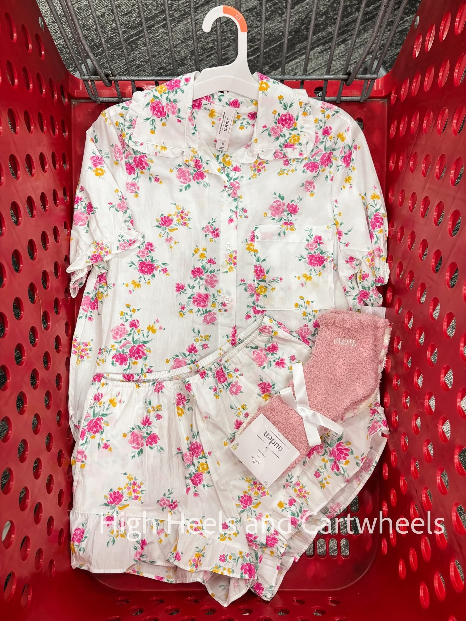 How sweet is this set with the ruffles?! 😍