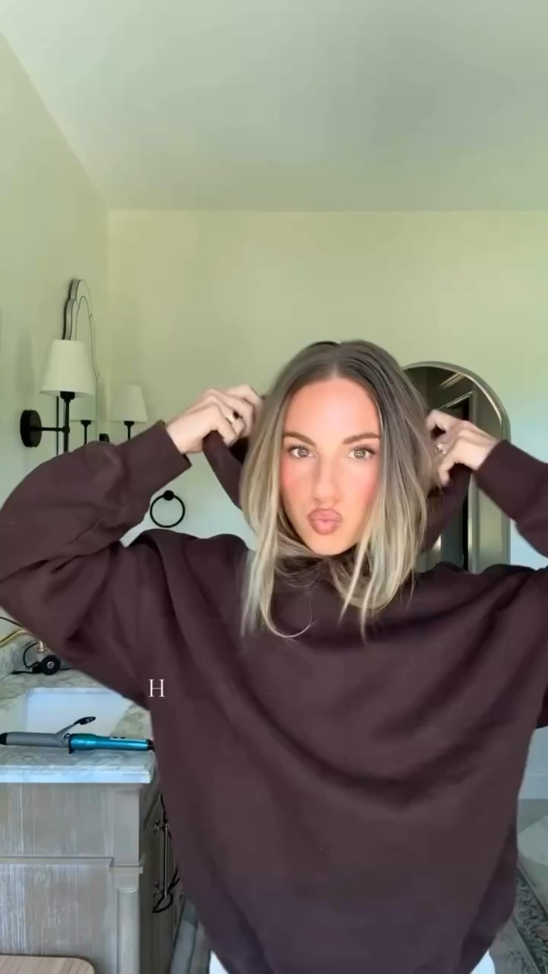 THIS COMBO! 👏🏻

+ if I could just live in A&F sweatshirts everyday when it's cold out I 100% would!! 

Fall Sweatshirt
Fall Style
Hair Tutorial 

 #LTKStyleTip 

Follow my LTK @missryleejade on the @shop.LTK app to view this post and get my exclusive app-only content!

#liketkit 
@shop.ltk
https://liketk.it/5mzK7

#LTKSeasonal #LTKBeauty