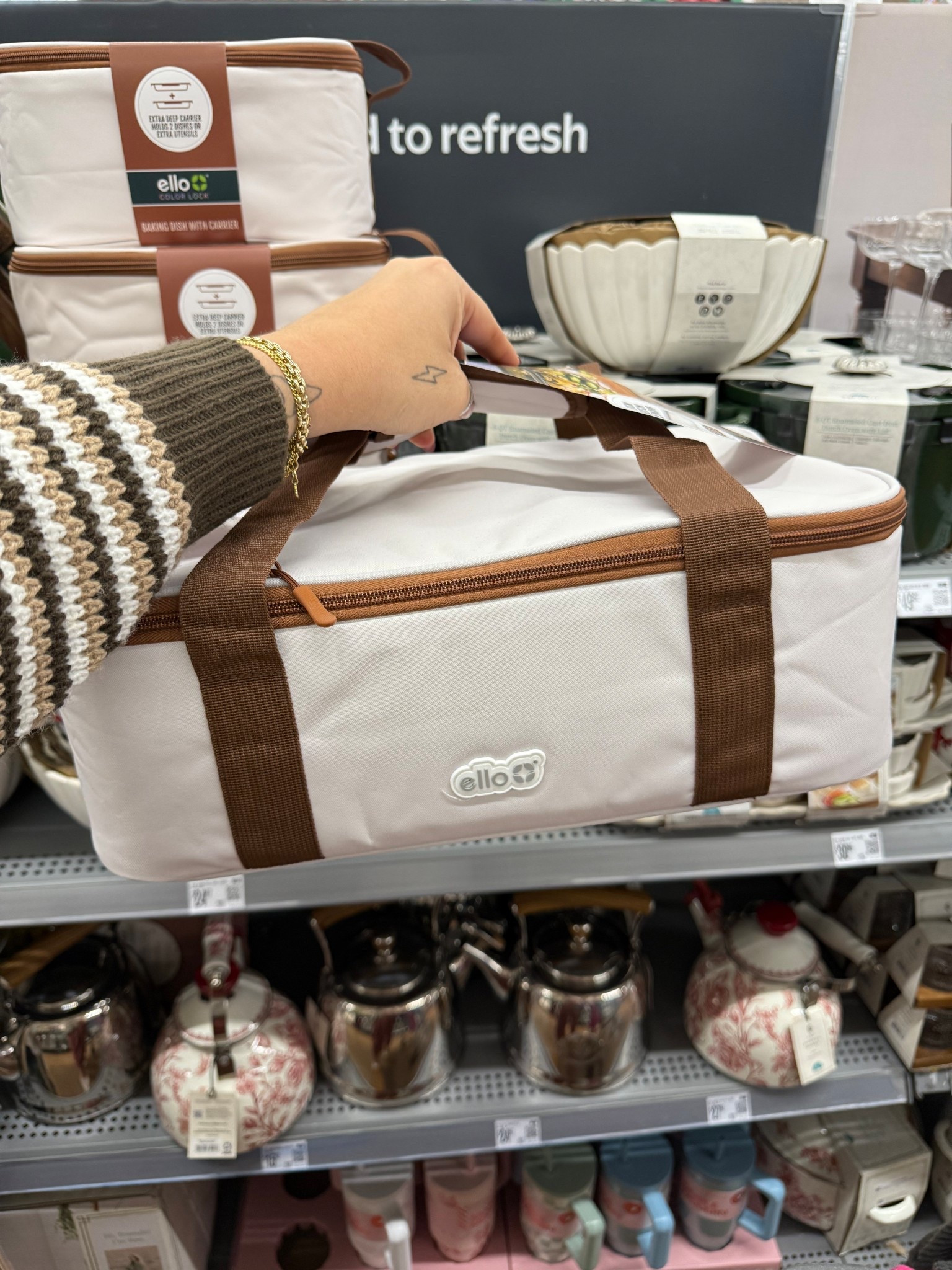 For the cook: A baking dish carrier they’ll actually use.
No more waiting around for dishes to cool before heading out the door — just pop your hot bake right into this insulated carrier and go. Perfect for potlucks, holidays, and dropping off something yummy to the people you love.