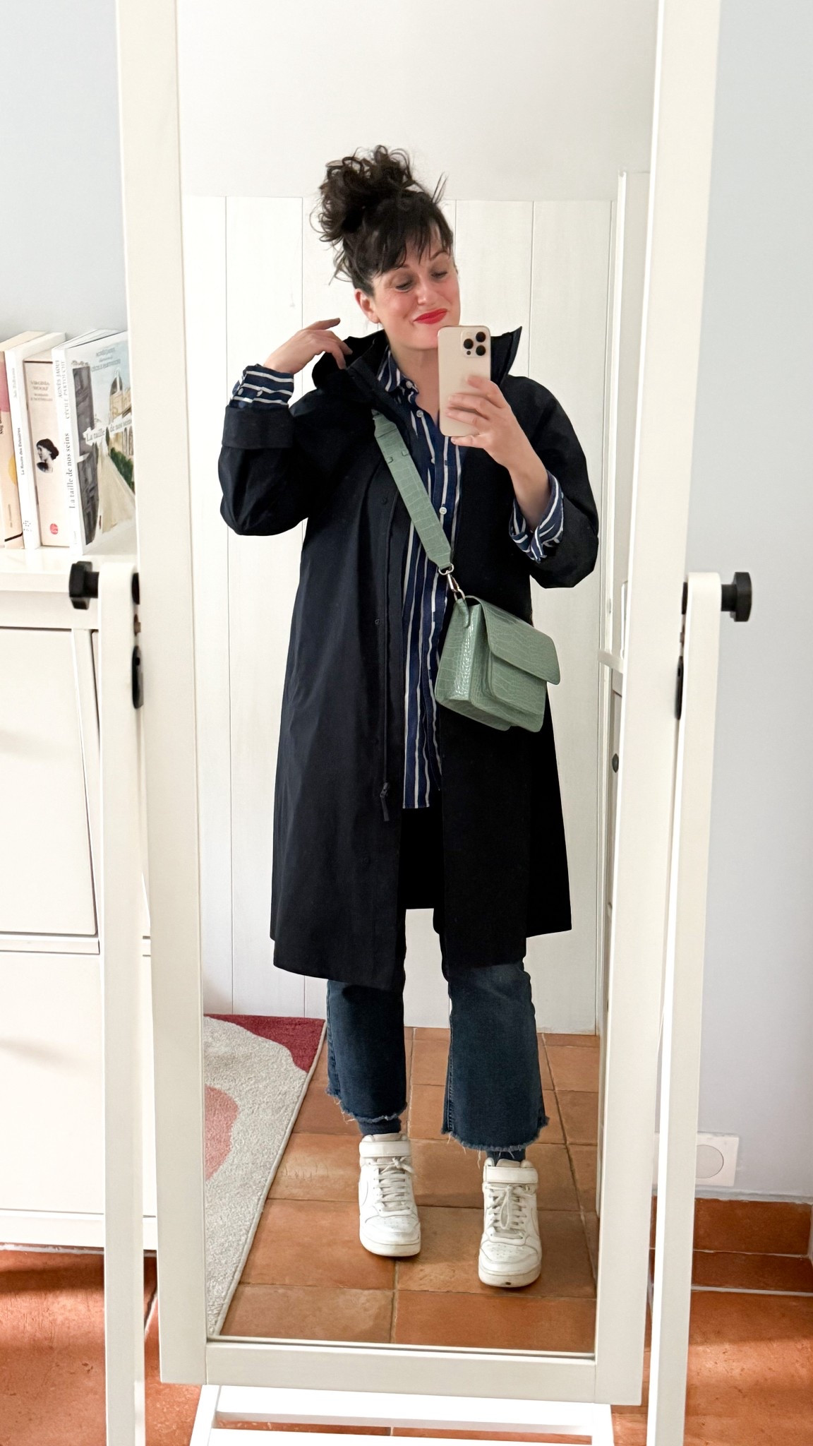 . Parka bleu marine Blocktech #uniqlo (en lien)
. Chemise rayée oversized #arket (similaire, en lien)
. Jean flare crop #mango (en lien) 
. Baskets #nike (en lien)
. Sac à main vert pâle #hvisk (similaire, en lien)
. Baume à lèvres coloré #labello (en lien)
. Rouge à lèvres mat #revlon (en lien)

#LTKfrance #LTKmidsize