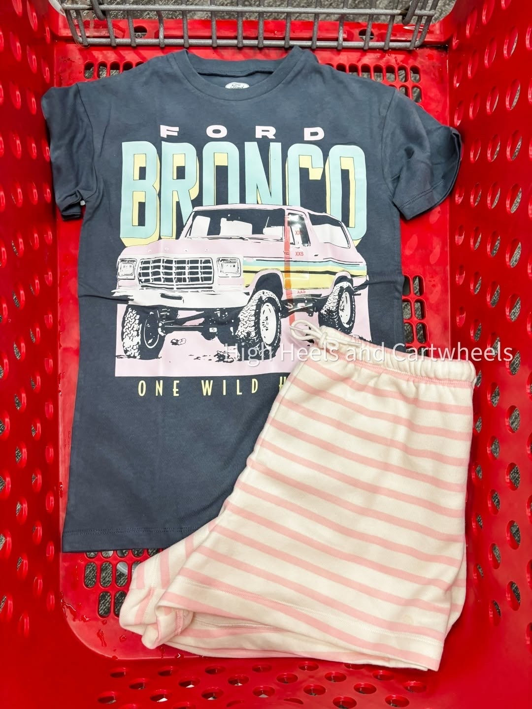 If you love an easy outfit, you need this Target graphic tee 🤍 So cute & comfy! Loving this whole look with those pink striped shorts