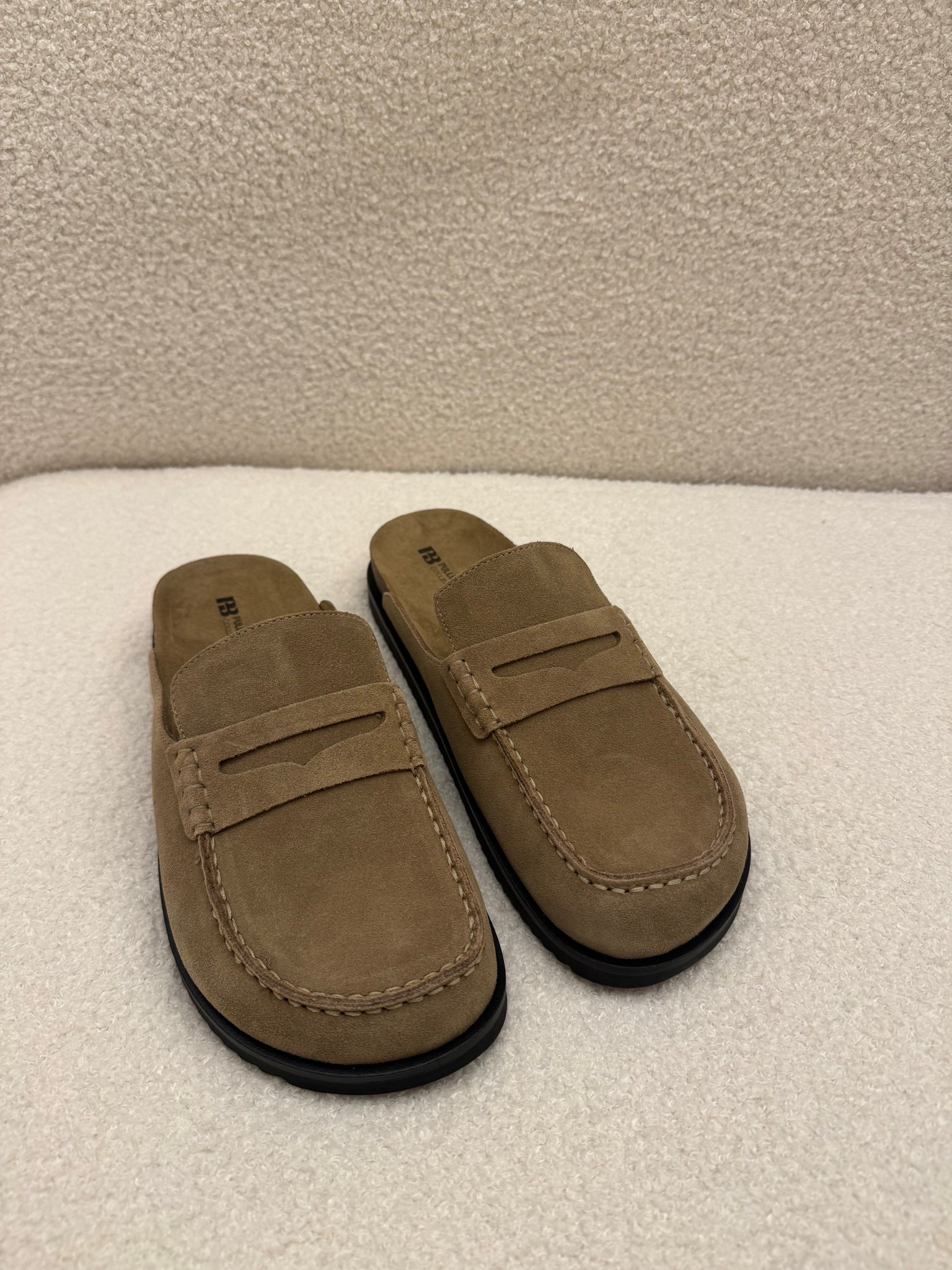 I wear a uk 7 and between sizes 