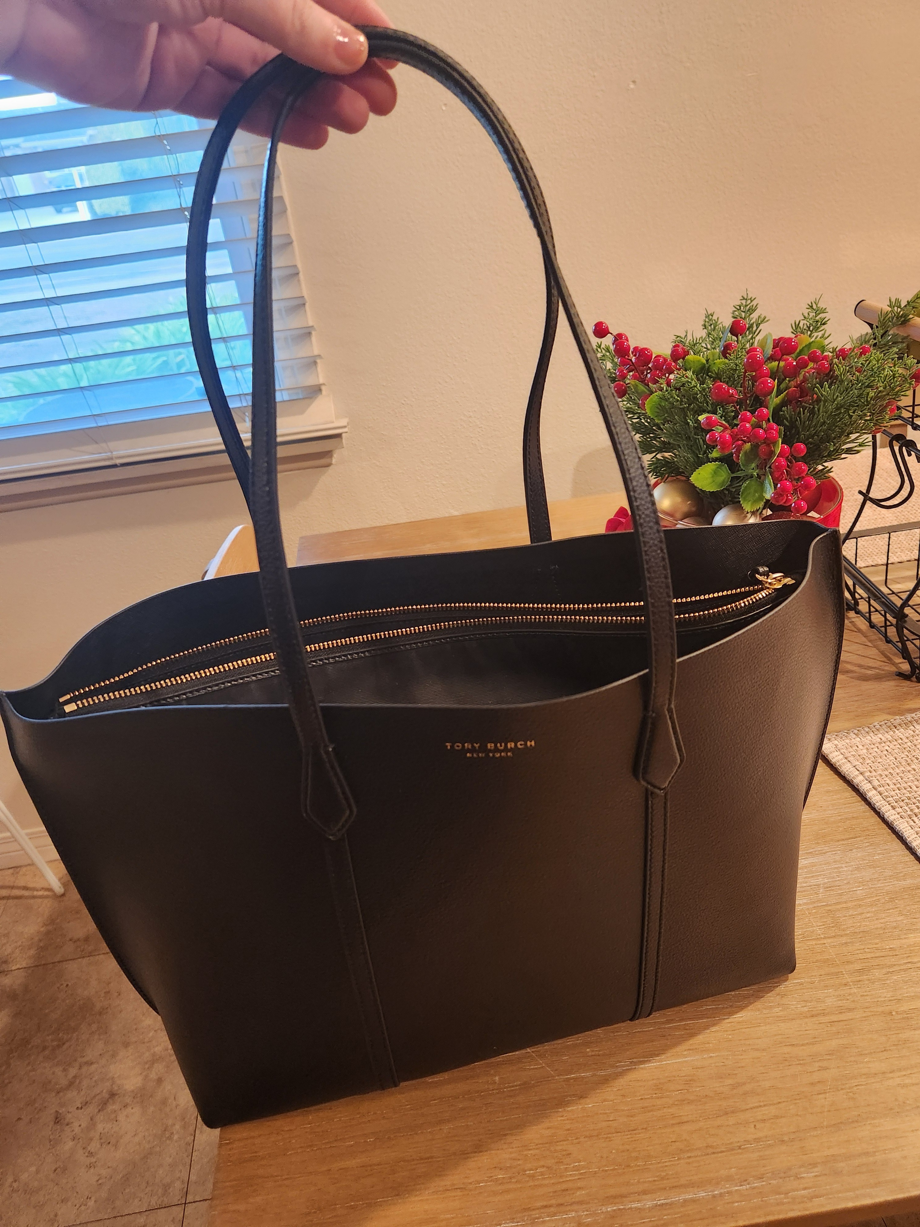 Love this Tory Burch bag that is on sale for Black Friday. Love the organization it has for an everyday bag

#LTKCyberWeek #LTKSaleAlert #LTKHoliday