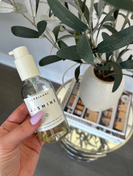 ‼️ 25% OFF Site-wide ‼️

As you can see, I’ve been loving my Herbivore Jasmine Body Oil! Lathering my belly during pregnancy a couple times a day and my skin is glowing & hydrated. Just restocked using the 25% OFF code SPRING. 

Linking a couple of other items below I’ve been using by Herbivore & loving! 

Xx


#LTKbaby #LTKsalealert #LTKbeauty