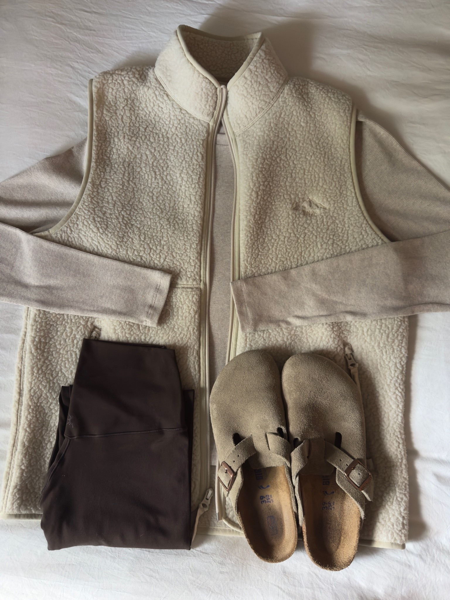 🤎🤎🤎

#vest #fleece #aritzia #cozy #comfy #fallaesthetic #fallclothes #fallfashion #neutral