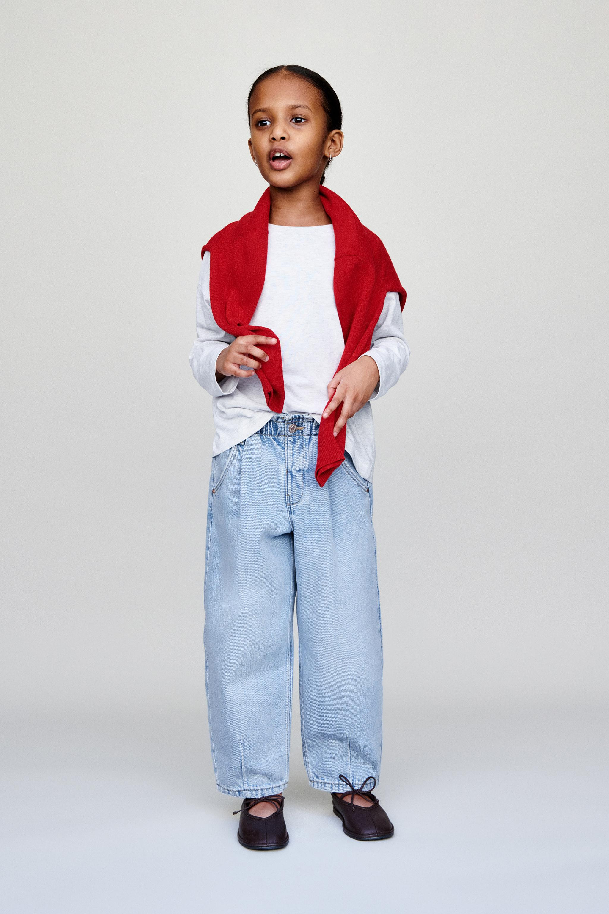 Baggy jeans with elastic waistband and front button closure. Front pockets and heart-shaped patch... | Zara US