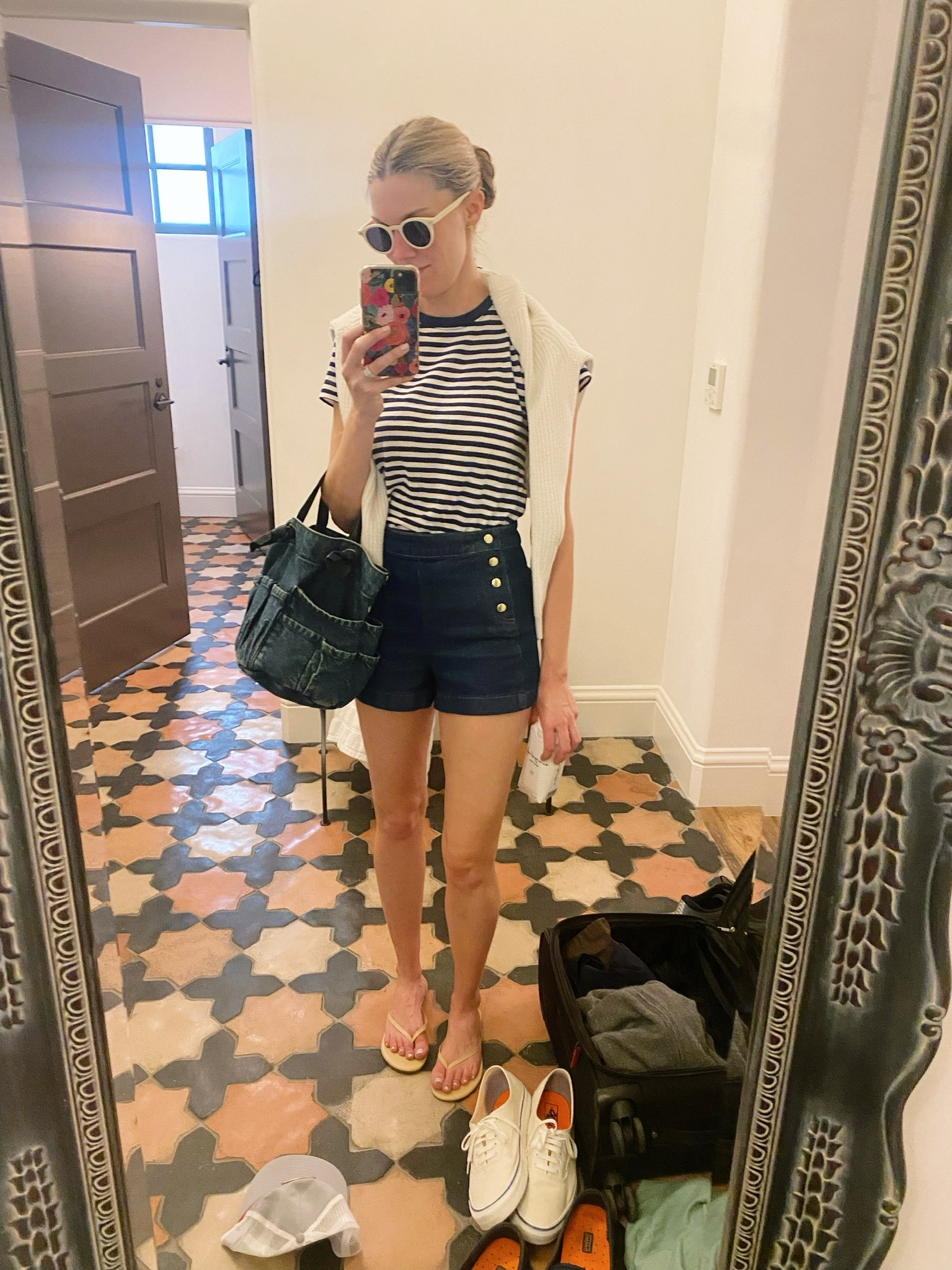 One of my favorite purses of all time is in stock, which rarely happens! Thanks to my sis, @tellittoyourneighbor for originally finding this gem!

#clarev #summerstyle #ootd 