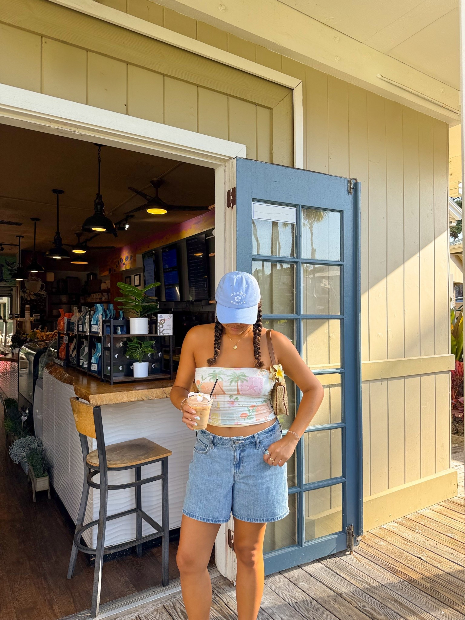 coffee run in hawaii


tube top, baseball cap, denim shorts

#LTKTravel #LTKFindsUnder50