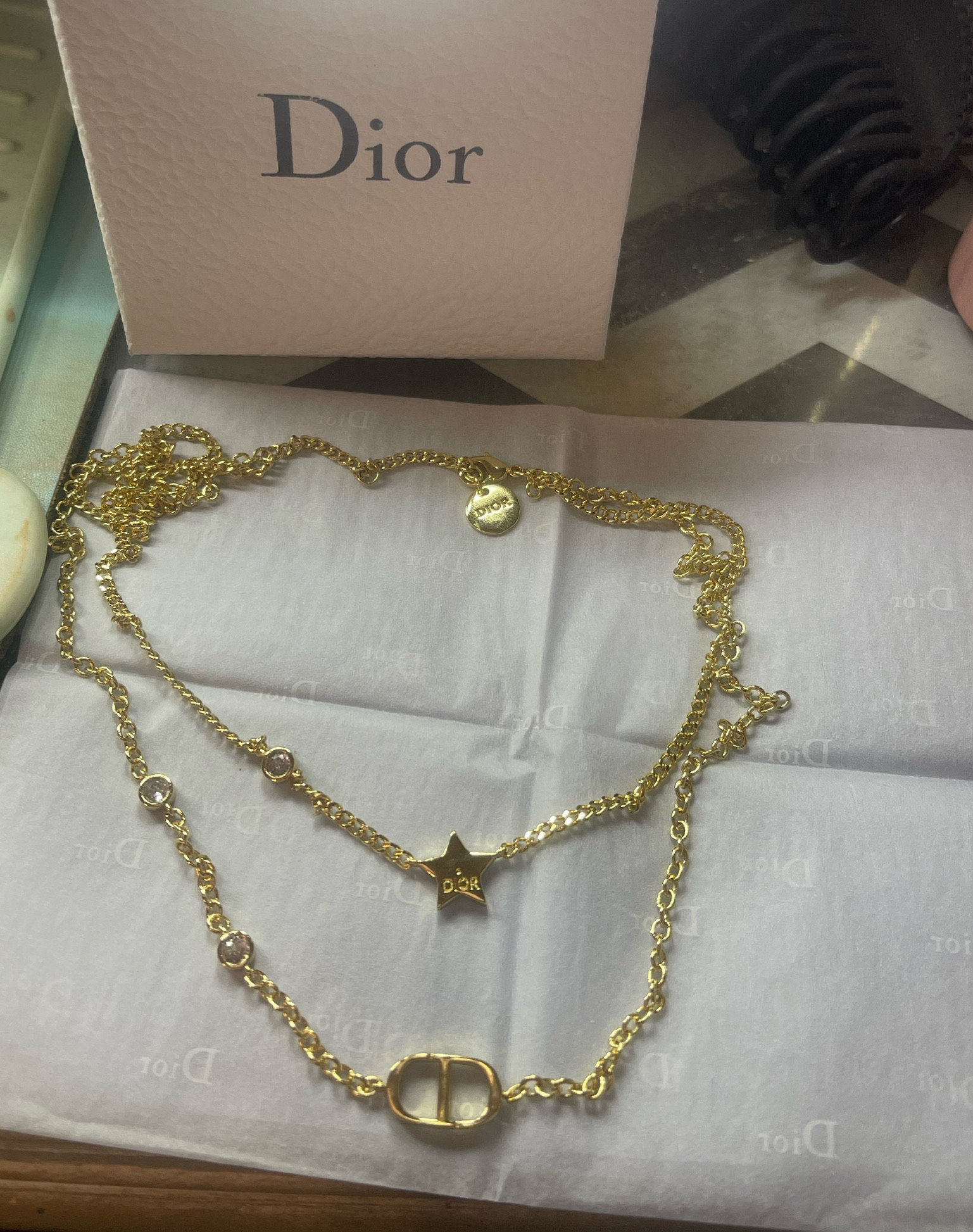 Beautiful necklace! Comes with the box and bag 