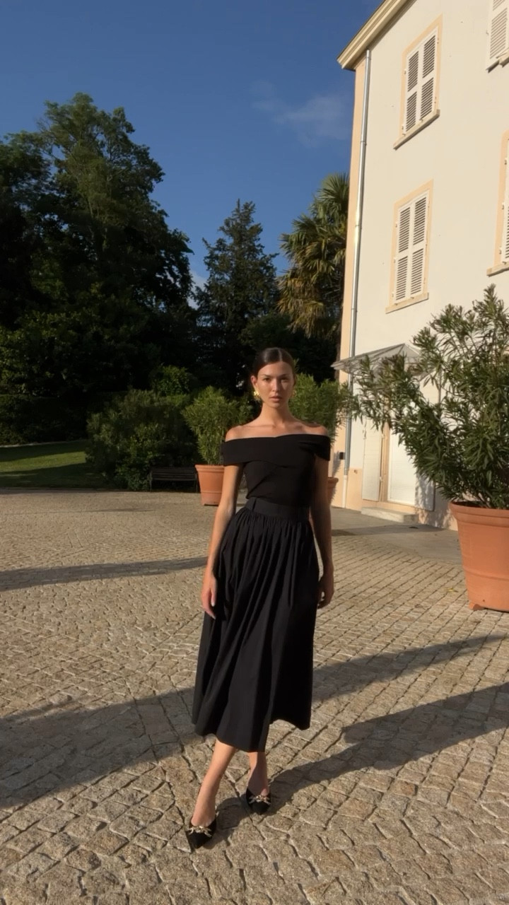The perfect transitional outfit for autumn 🍂

All black outfit, monochrome outfit, black outfit, Bardot top, cross over top, black top, maxi skirt, column skirt, black skirt, black heels, black slingbacks, embellished heels, gold earrings, Matches, FarFetch, Hush, Alaïa, Manolo Blahnik, Safiyaa

#LTKstyletip #LTKSeasonal #LTKeurope