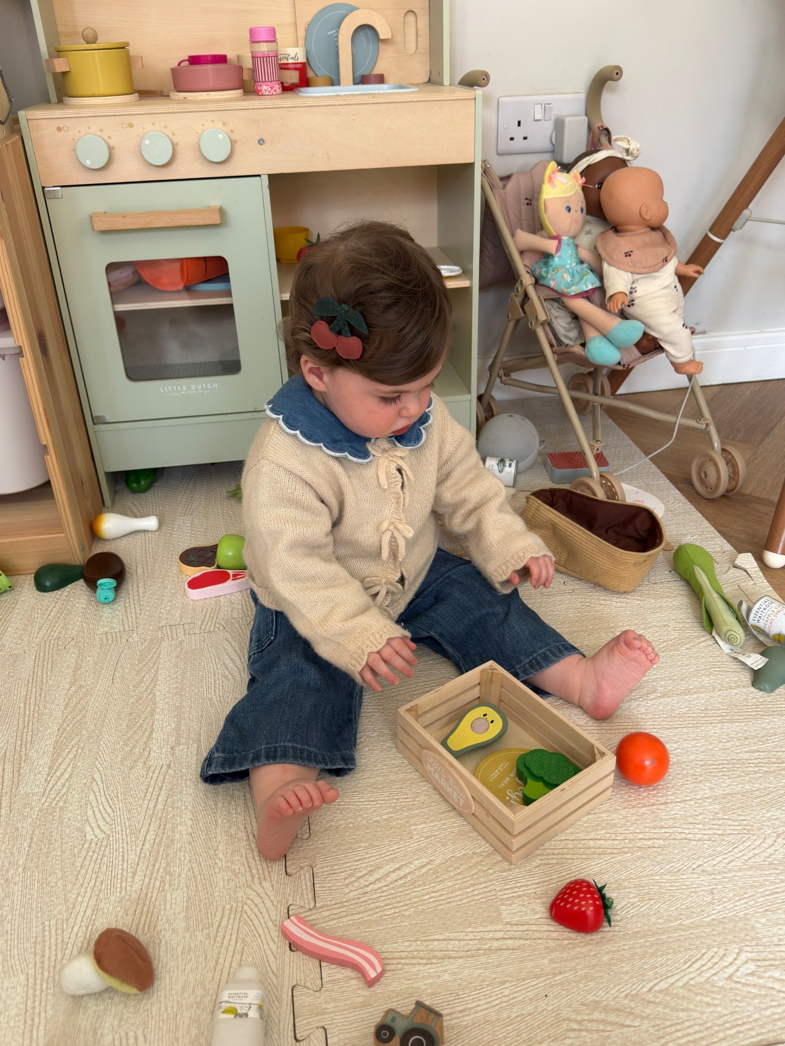 🍒 cardi is old Zara and jeans were part of an M&S set. Hair clip is donjse amsterdam 