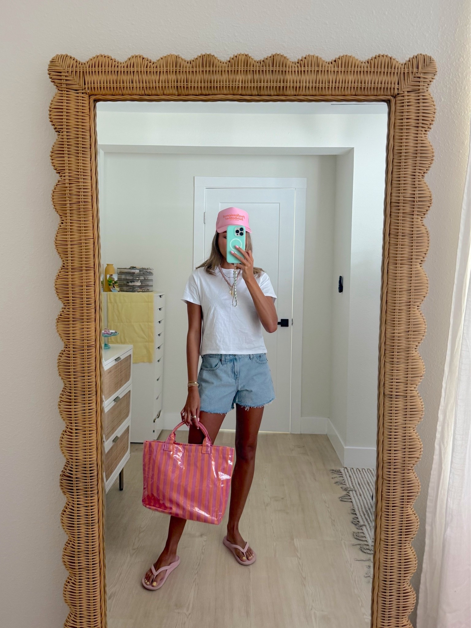 The cutest simple tee and shorts from Abercrombie 💕⭐️