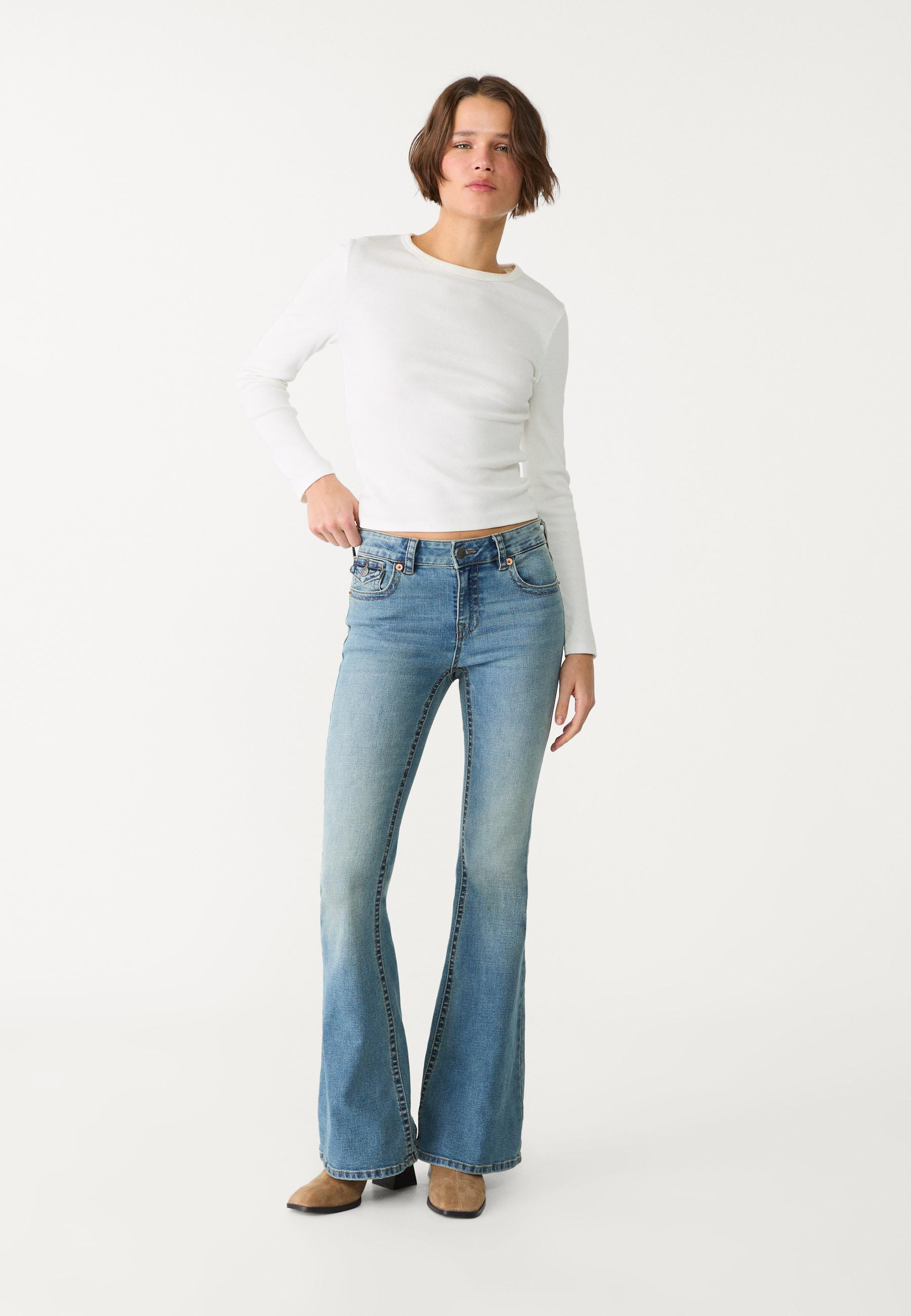 D04 low rise flared jeans | Stradivarius (UK)