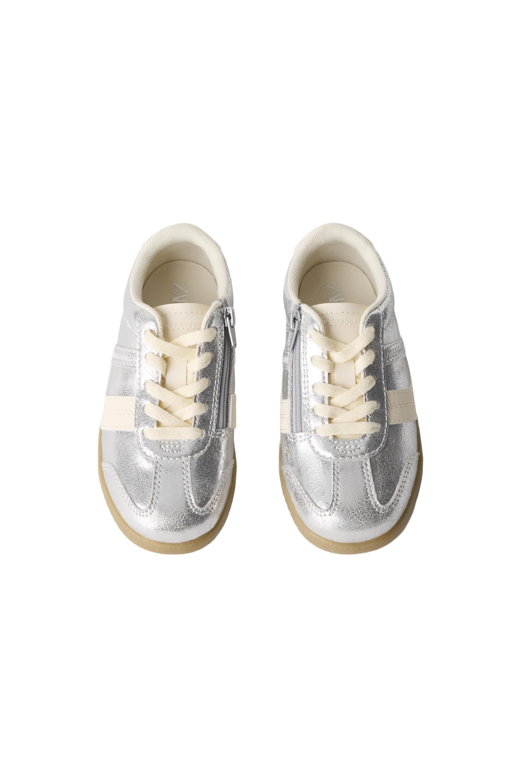 Sneakers with a metallic finish and contrasting color design. Features lace-up fastening and a ru... | Zara US