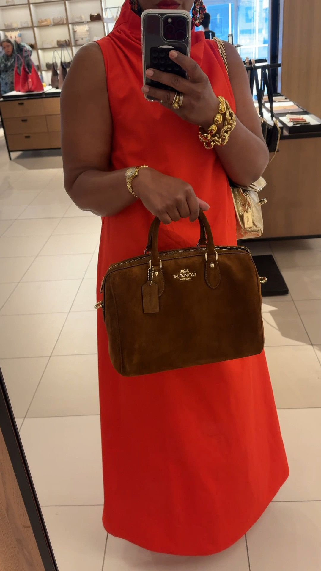 This is the large Rowan Satchel Bag from Coach. I am debating between this one and the chocolate brown Kisslock 27 Frame Bag I showed a few weeks ago. Which one do you like best?🤔🤔🤔
