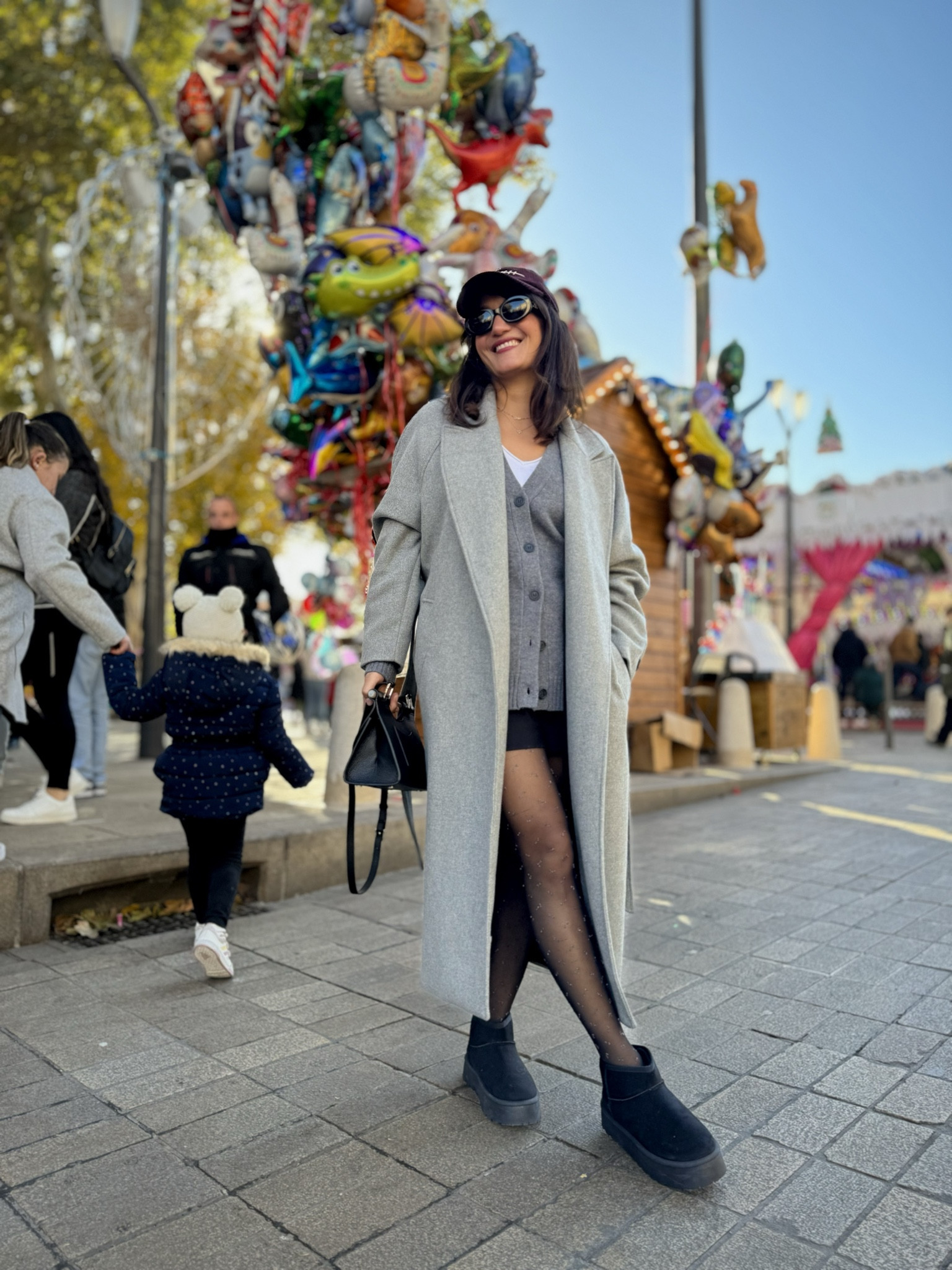 Une façon ( mais pas la seule) de porter le fameux manteau oversize gris qu’on voit partout. Cette fois-ci j’ai opté pour un cardigan, un short et des boots fourrées ! 

#LTKGift 

#LTKeurope #LTKover40