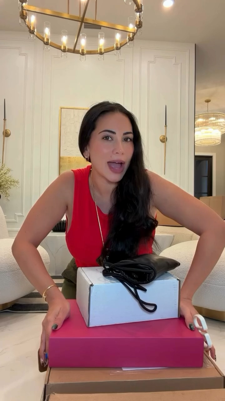 Lots of cuteeeeee fall finds!!!

@jimmyfairly @verafied_official @freepeople @ghazal.by.najwa @rohe_frames @farfetch @aninebingofficial @tonybianco @blacksuedestudio 
——
fall fashion, unboxing, fall outfits