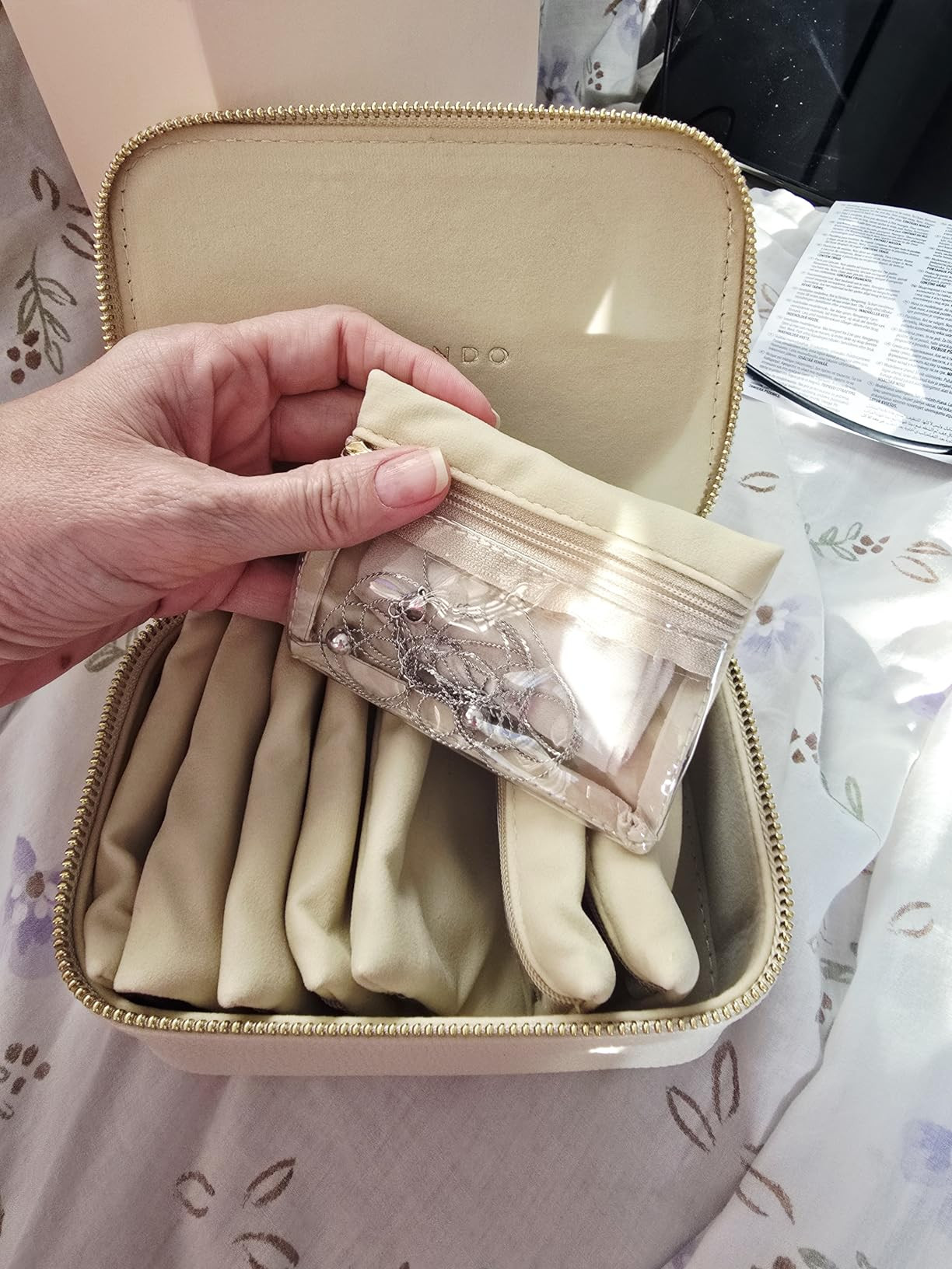 Vlando Gifts for Her,Travel Jewelry Case with 8 Velvet Jewelry Bags Jewelry Travel Organizer Box ... | Amazon (US)