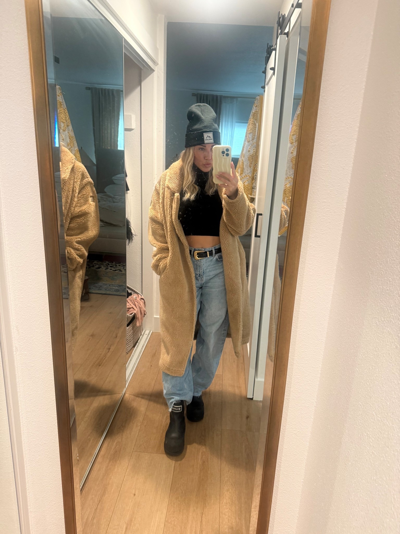 Rainy homeless chic #oversized #winterlooks #baggylooks #cozychic 