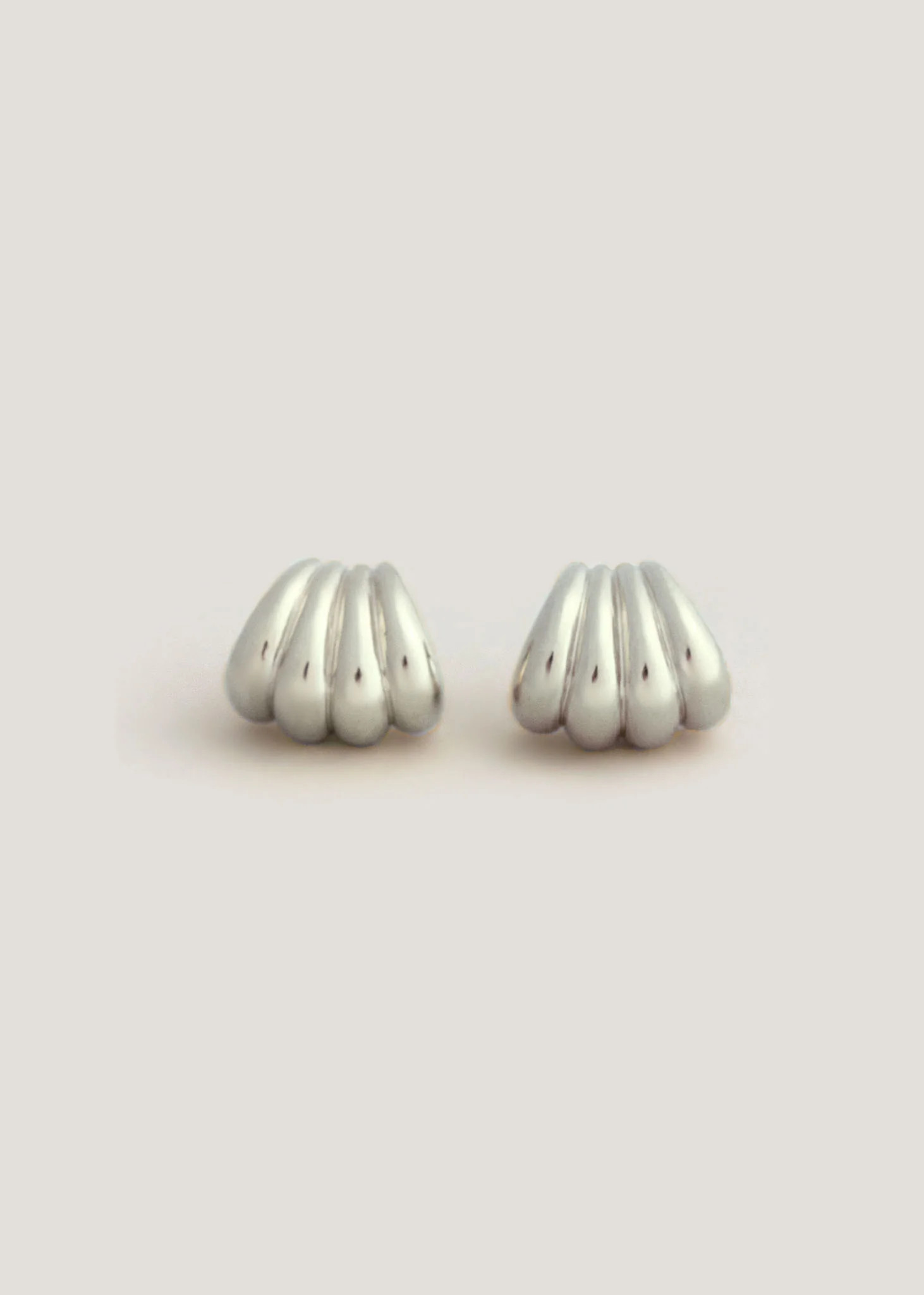 Gaia Scallop Earrings Silver | Kinn
