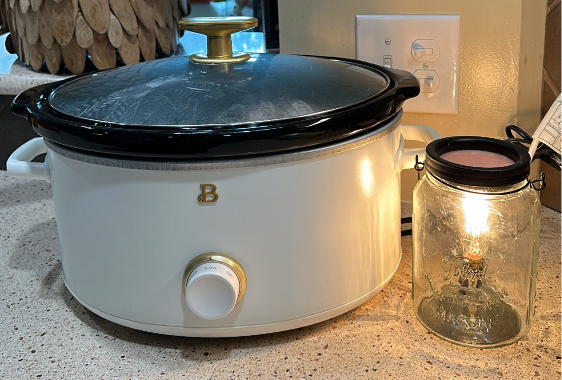 Beautiful 8QT Slow Cooker, White Icing by Drew Barrymore Auction