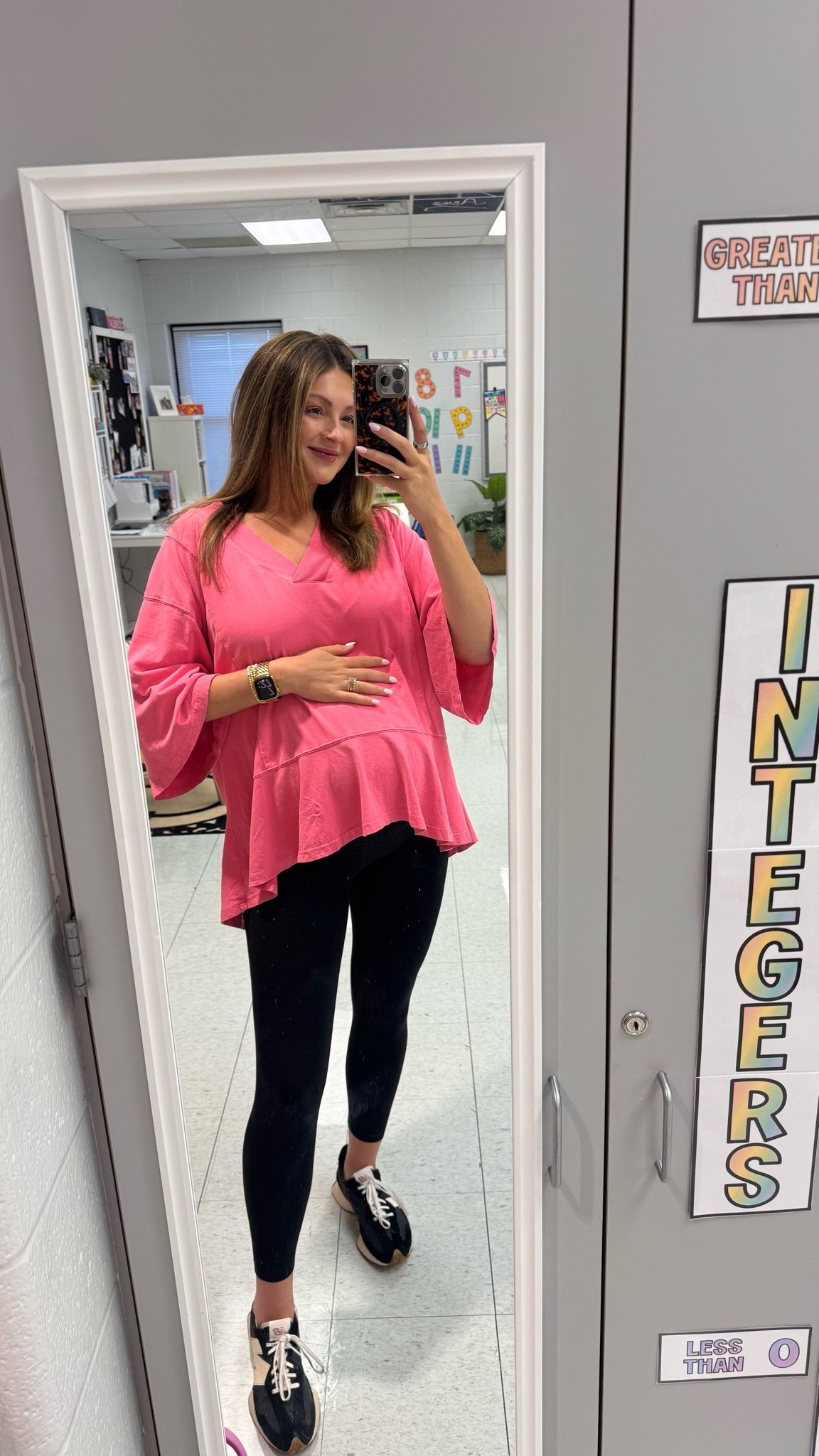 Top: small (runs oversized!!)
Leggings: M

Maternity outfit, teacher outfit, pregnancy outfit