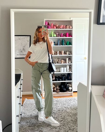 Easy causal spring outfit idea. Love these cargo pants wearing 000. 💕