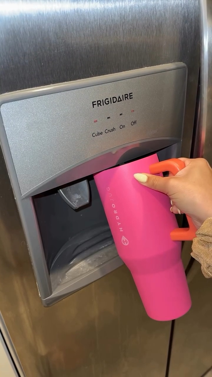 So obsessed with this cup. Keeps my water cold for HOURS & it’s completely leak proof, even with my toddler throwing it everywhere. 

@hydrojug #hydrojug #tumbler #watercup