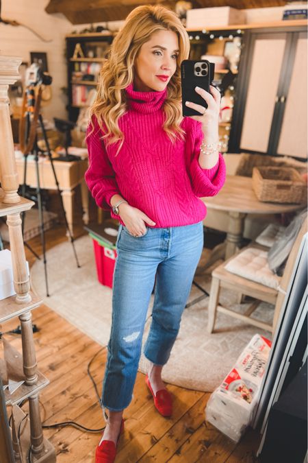 I love mixing bright pink and red during the holidays for a fun and festive look! 
I’m linking up so affordable options for sweaters and slides in pink & red 🩷❤️