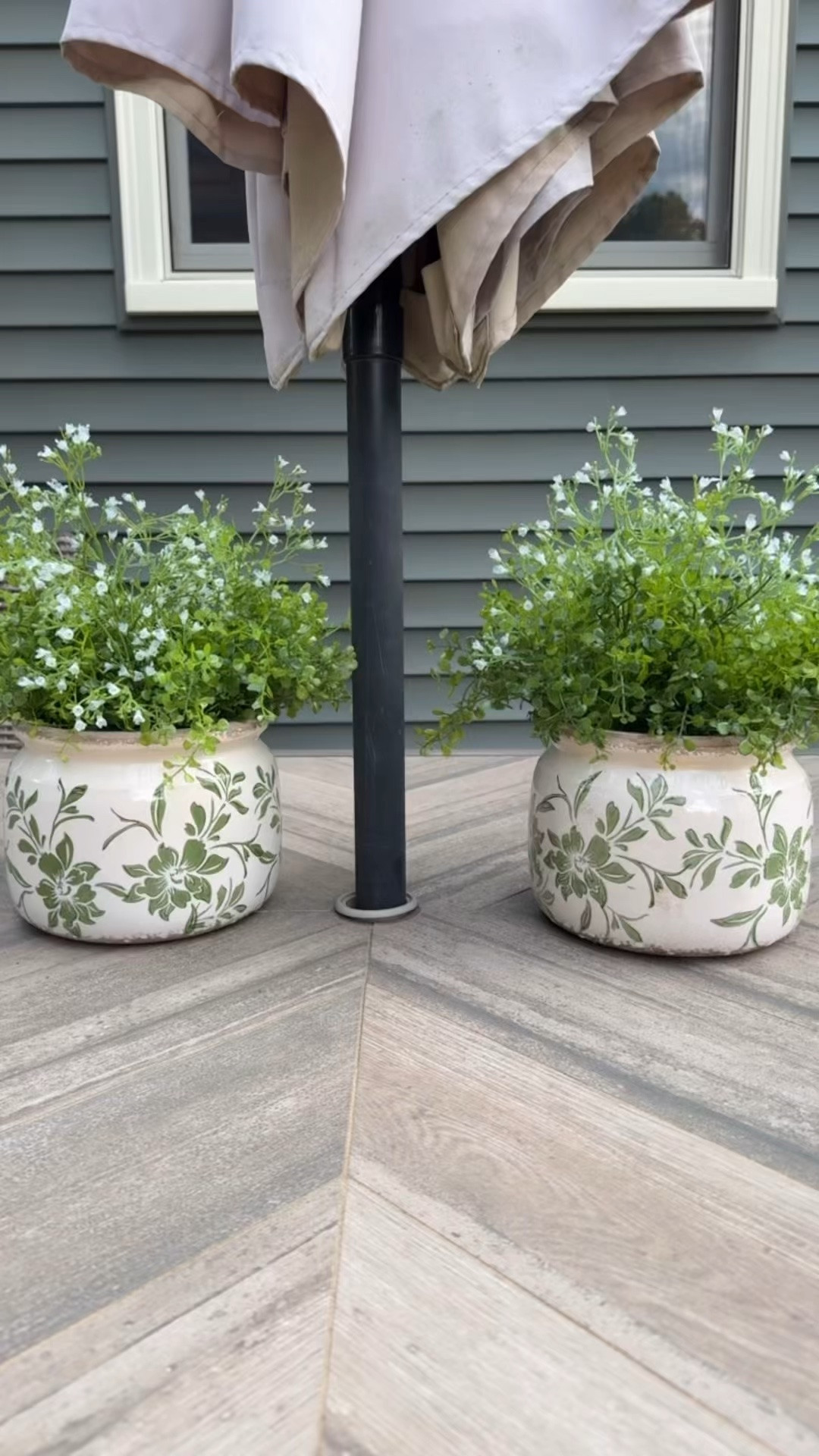 💮Flower pots from Amazon were just what I was looking for. 
🌸The fake flowers attached to this post are what I wish I would have used. I got mine from Hobby Lobby!