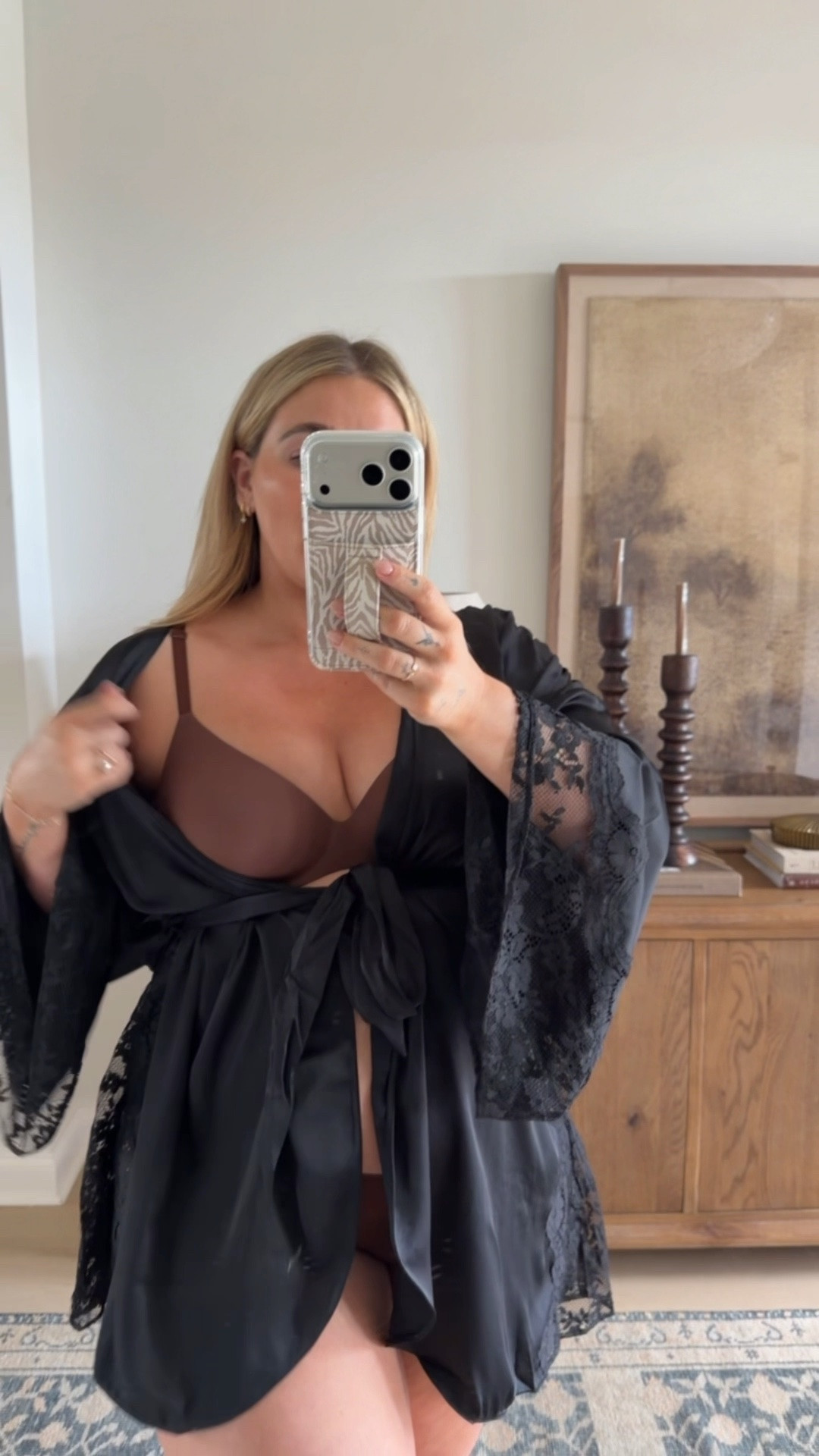 #VSpartner A good outfit starts with a good bra. The new @victoriassecret Body by Victoria FlexFactor Lightly Lined Plunge Demi Bra understood the assignment. ✨
Bra — true to size 
Green bra top — XL 
Green pants — XL 
Robe — XL