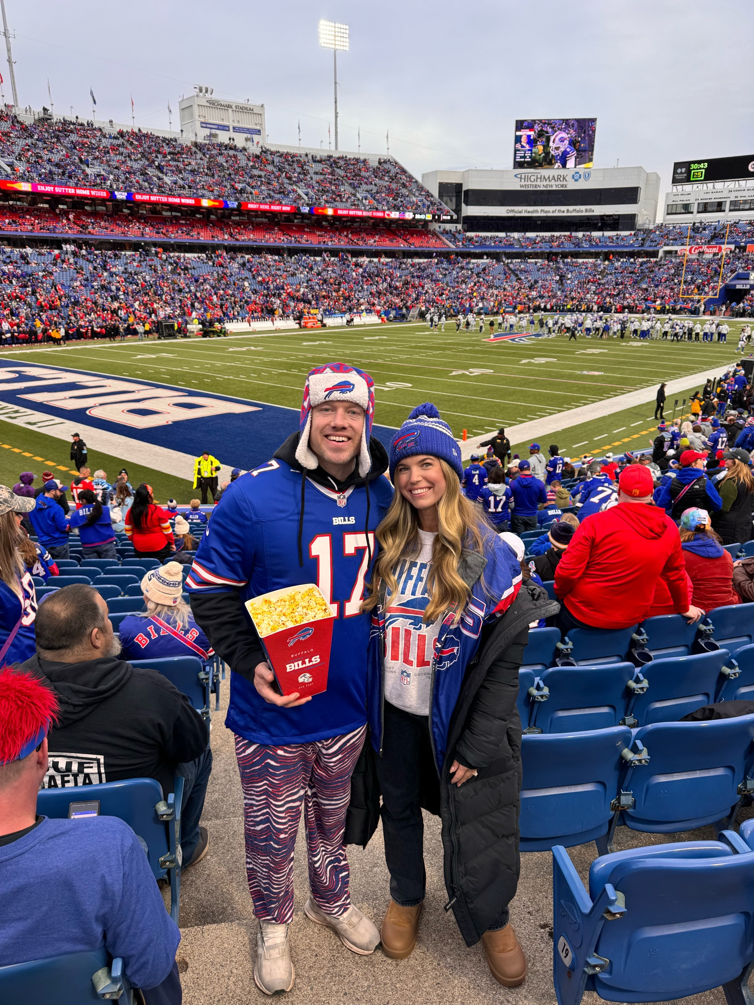 Buffalo bills outfit! Jeans are TTS and are my FAVOURITE!! Very obsessed. Also wearing the Ugg ultra minis and sweatshirt is from Abercrombie 🫶🏼